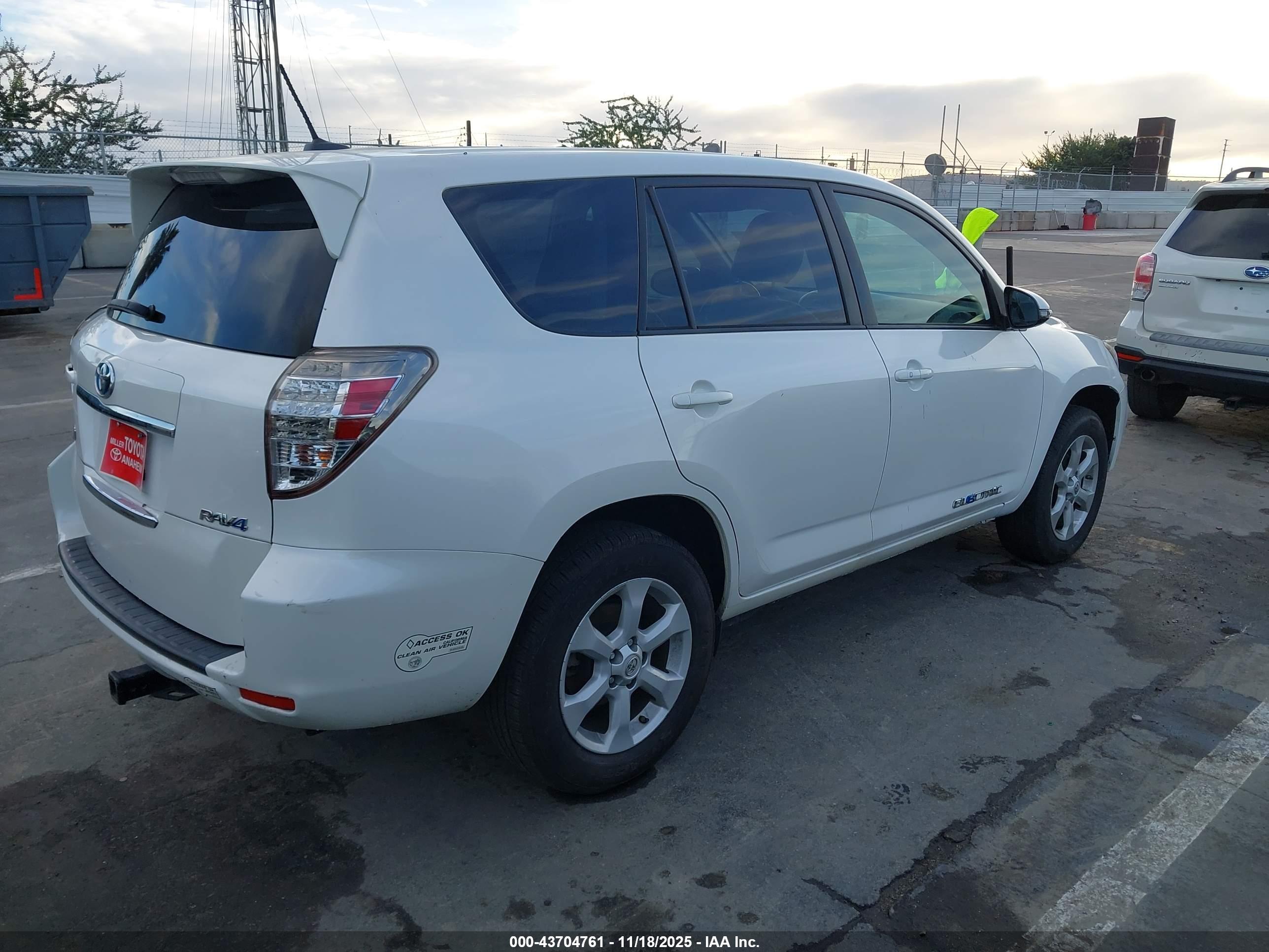 TOYOTA RAV4 image 4