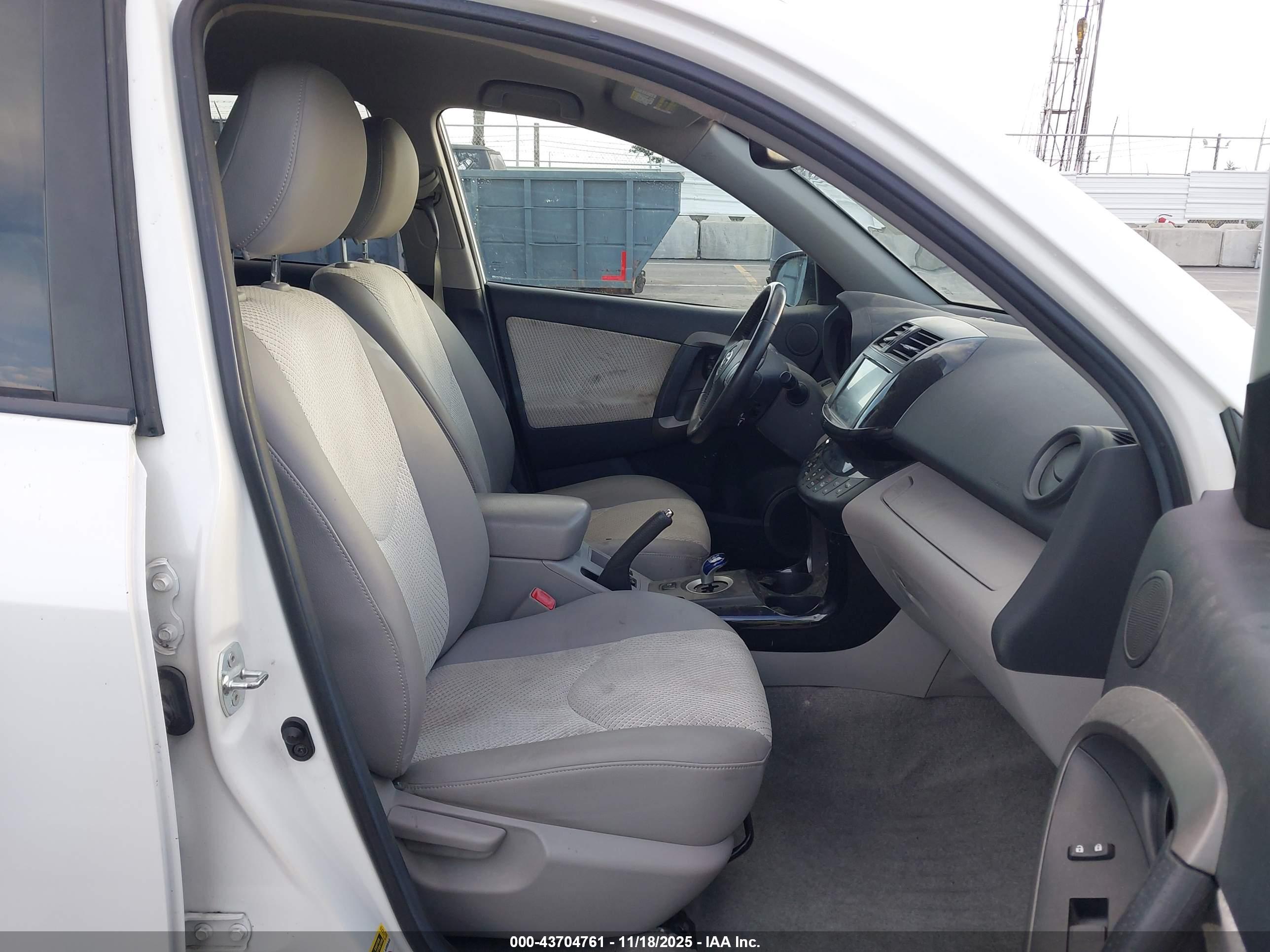 TOYOTA RAV4 image 5