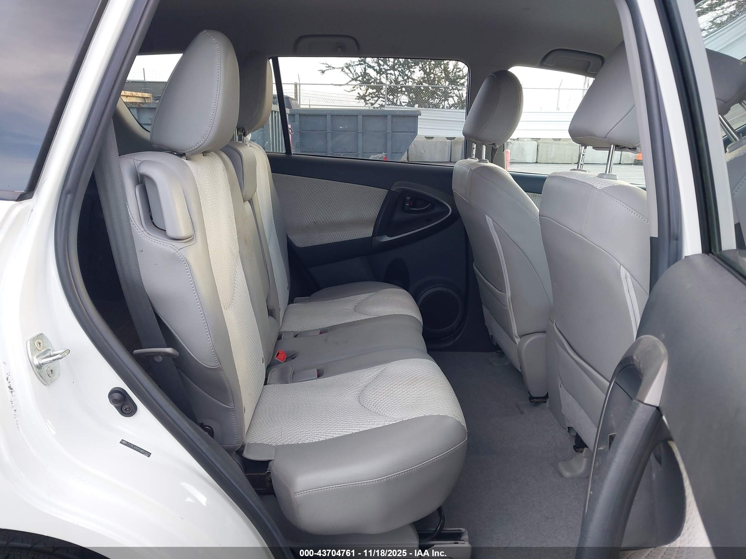 TOYOTA RAV4 image 8
