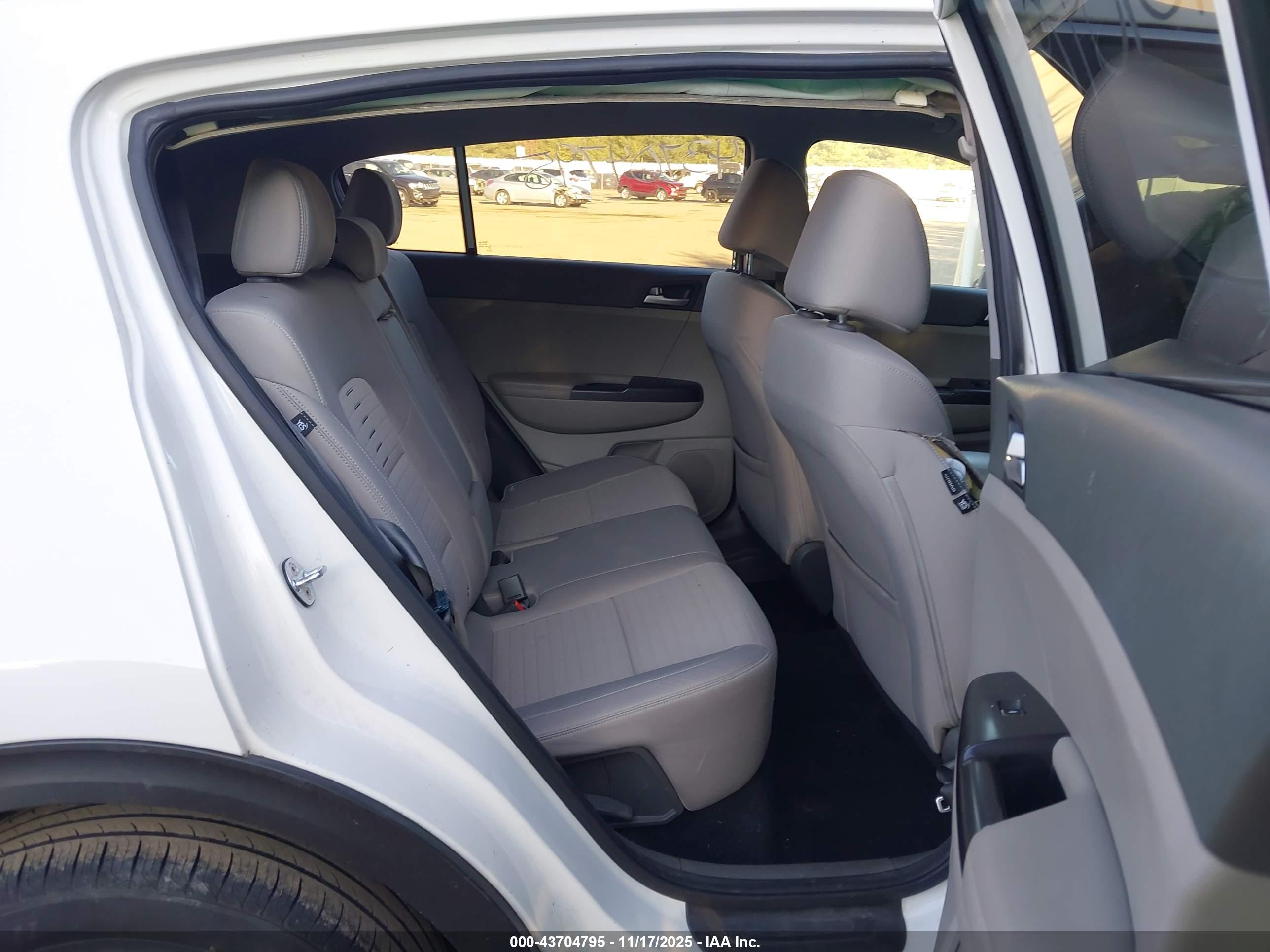 KIA SPORTAGE image 8