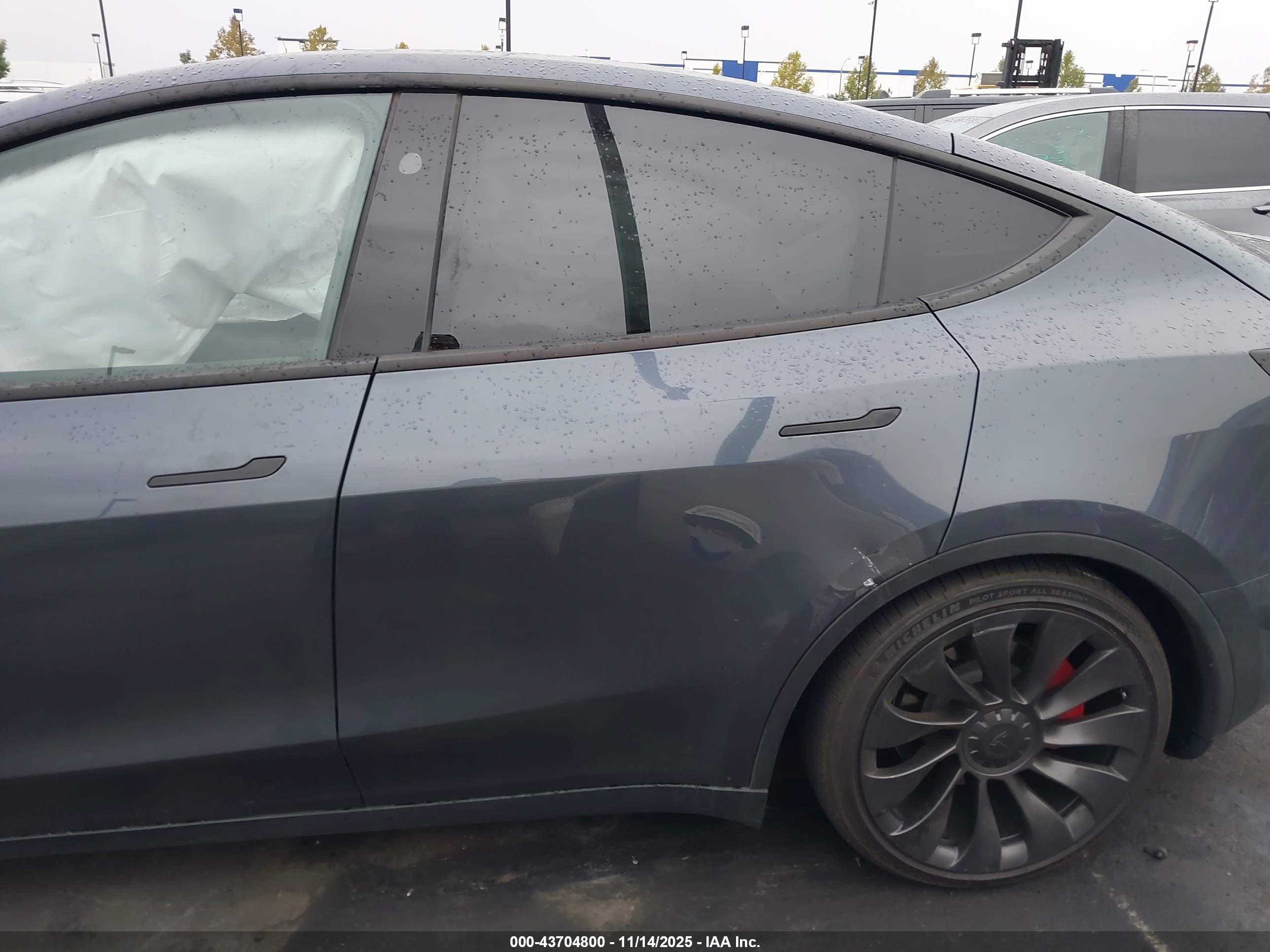 TESLA MODEL image 8