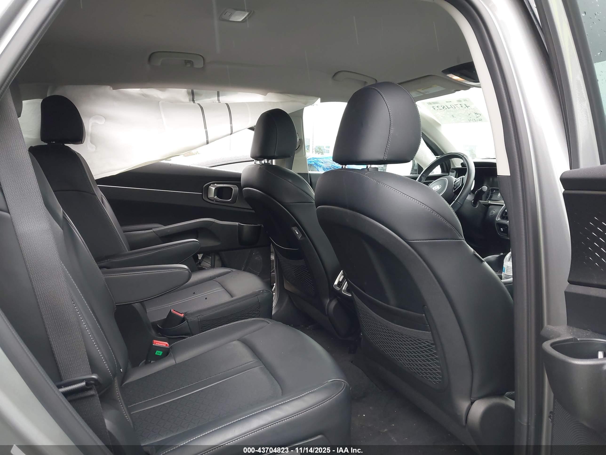 KIA SORENTO image 8