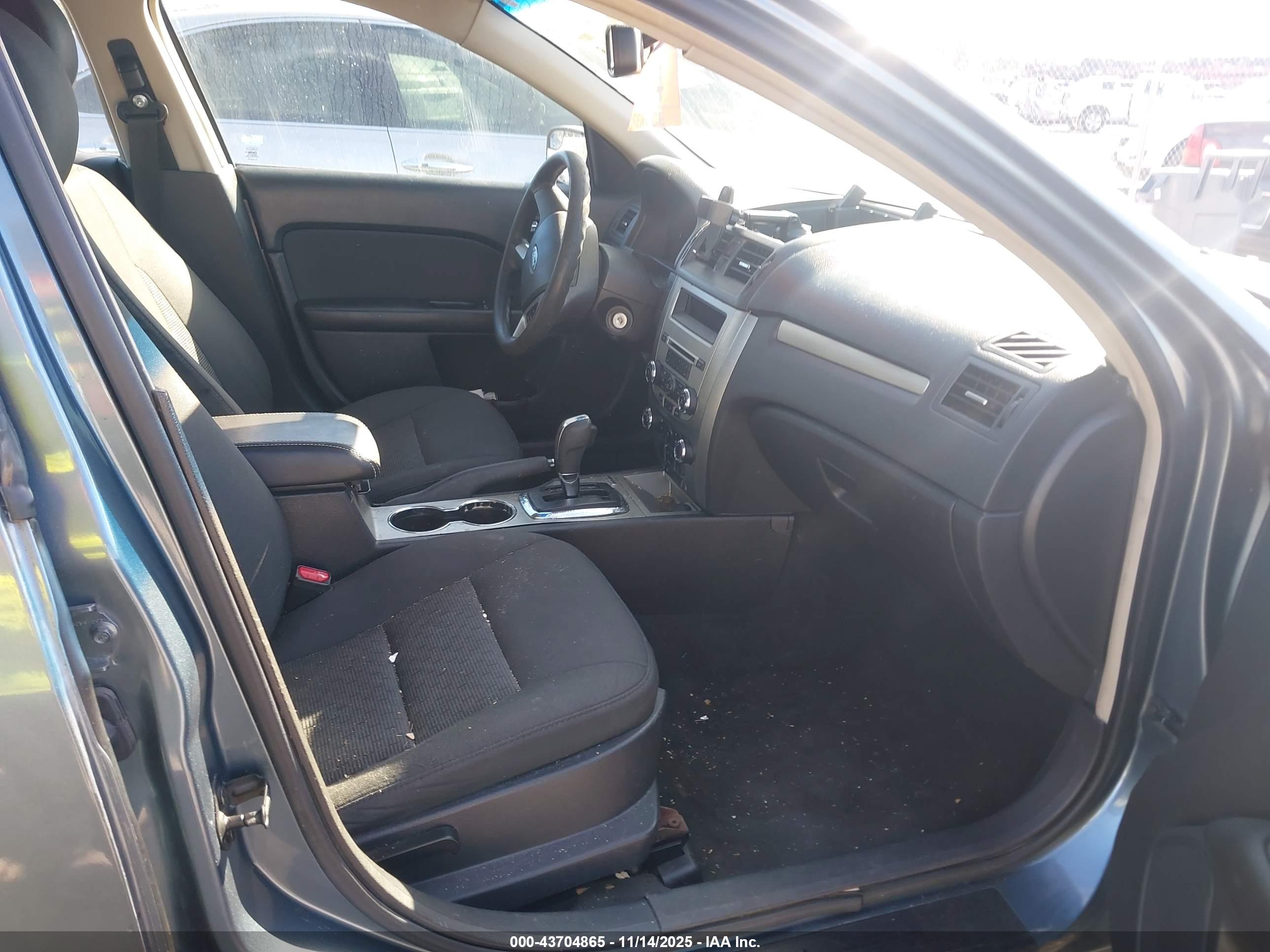 FORD FUSION image 5