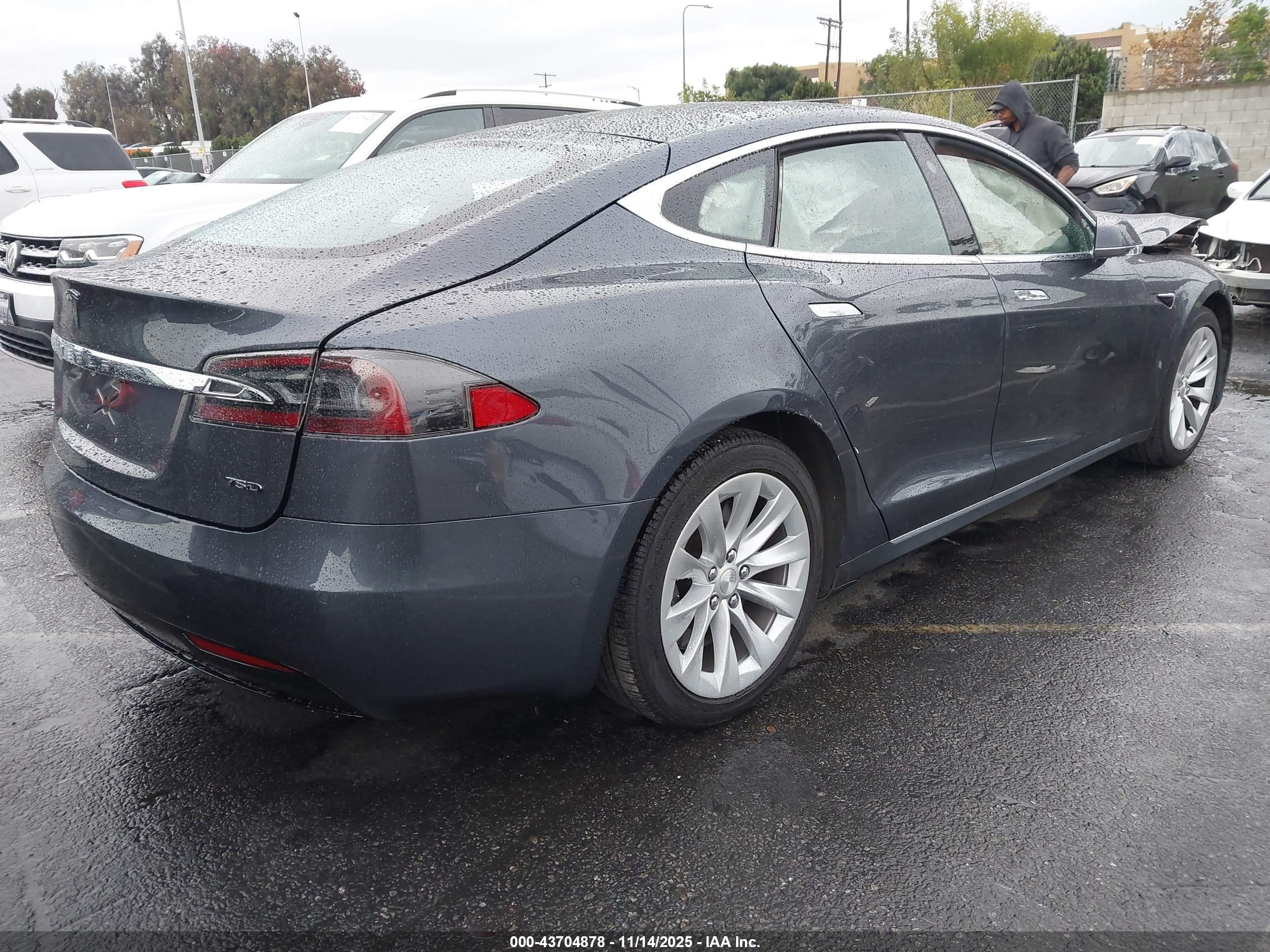 TESLA MODEL image 4
