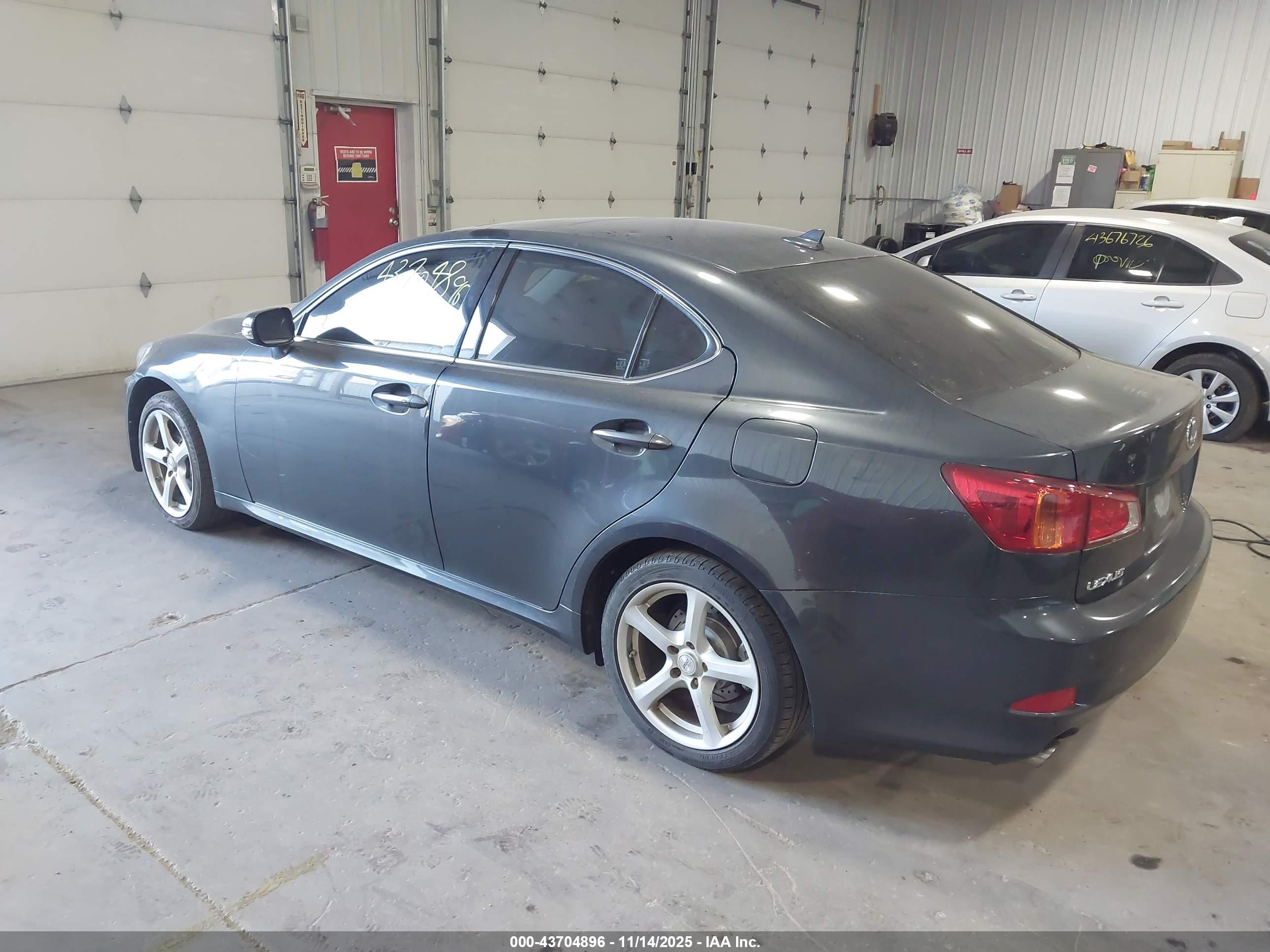 LEXUS IS image 3