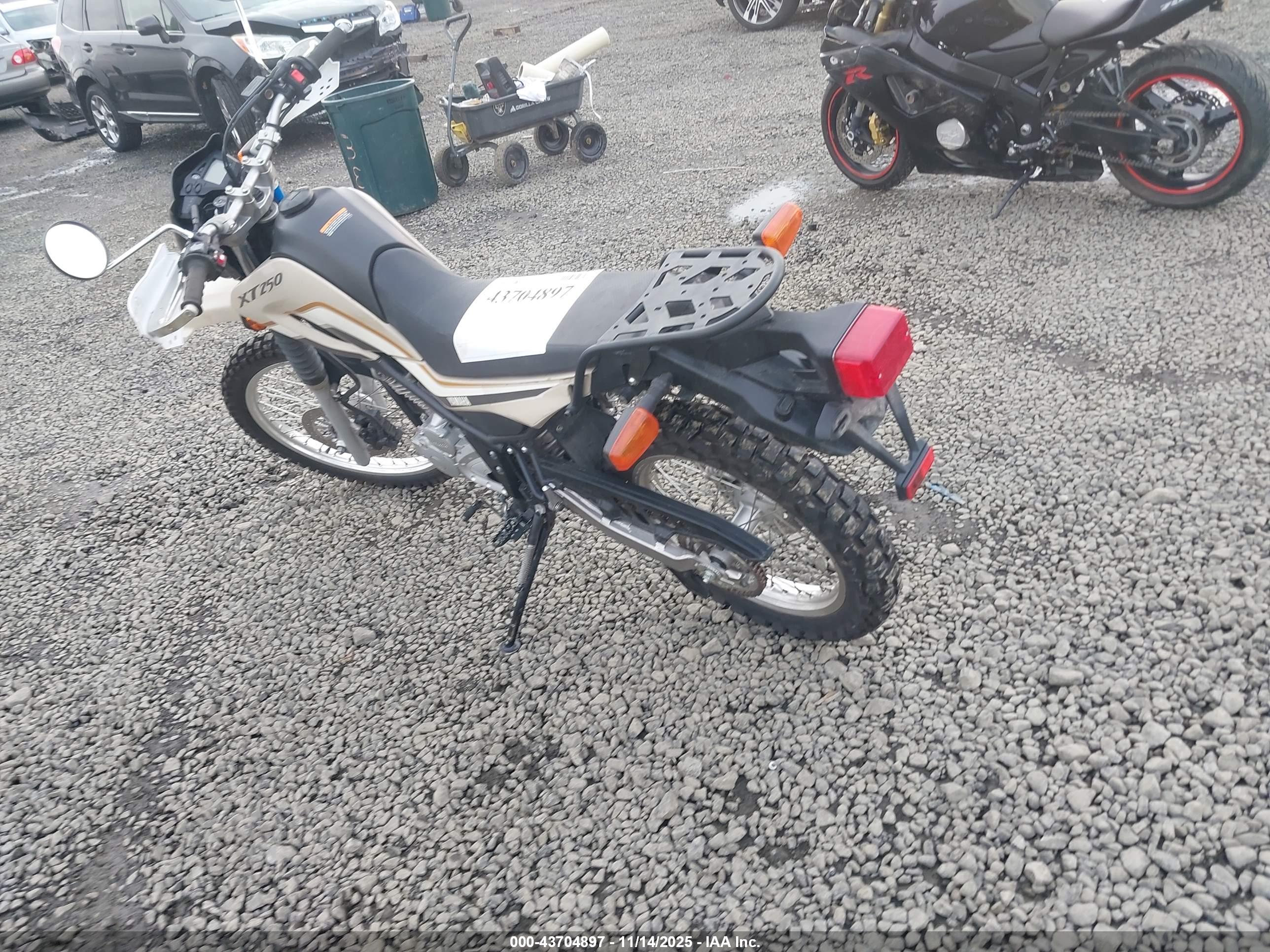 YAMAHA XT250 image 3