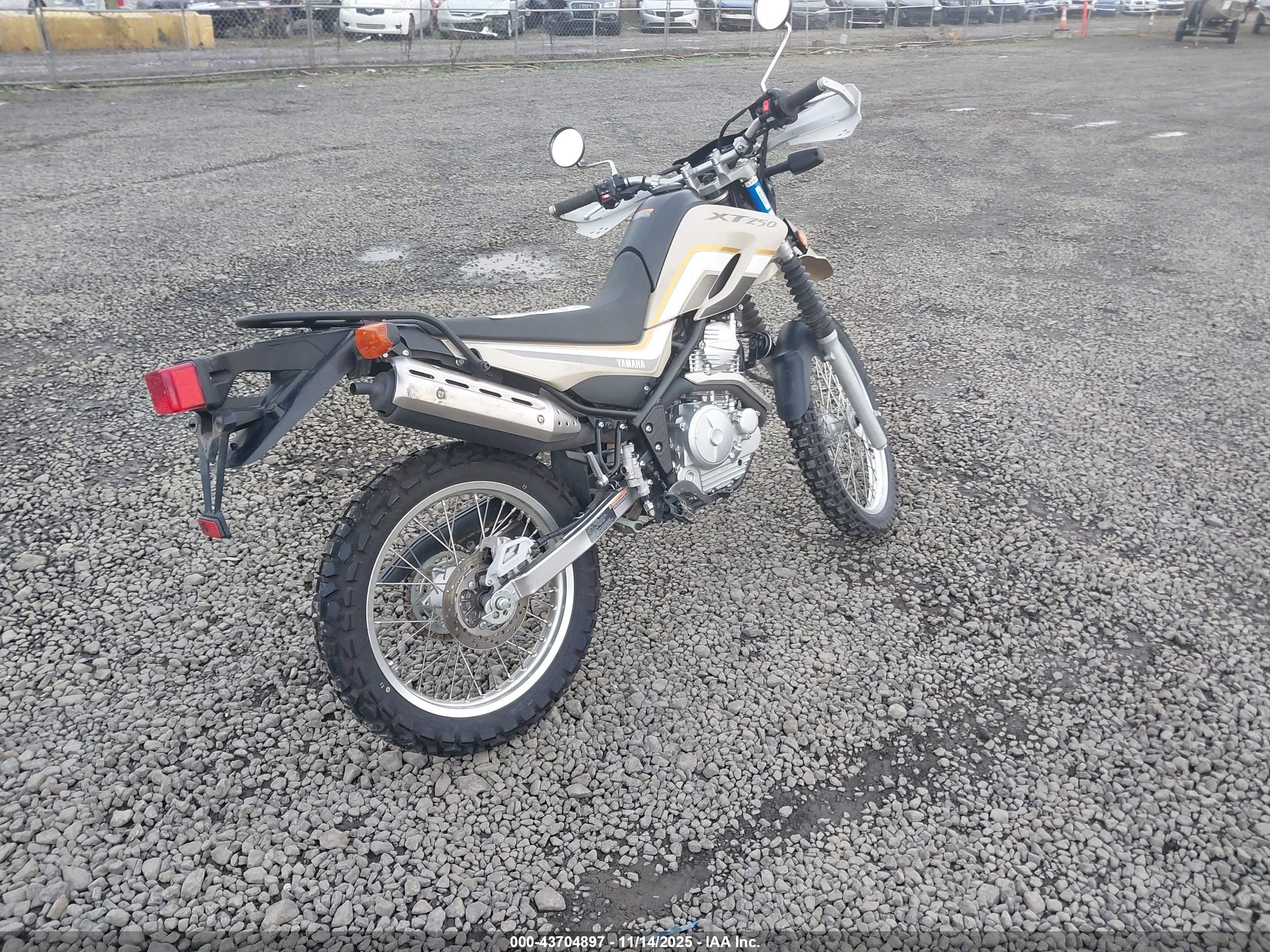 YAMAHA XT250 image 4