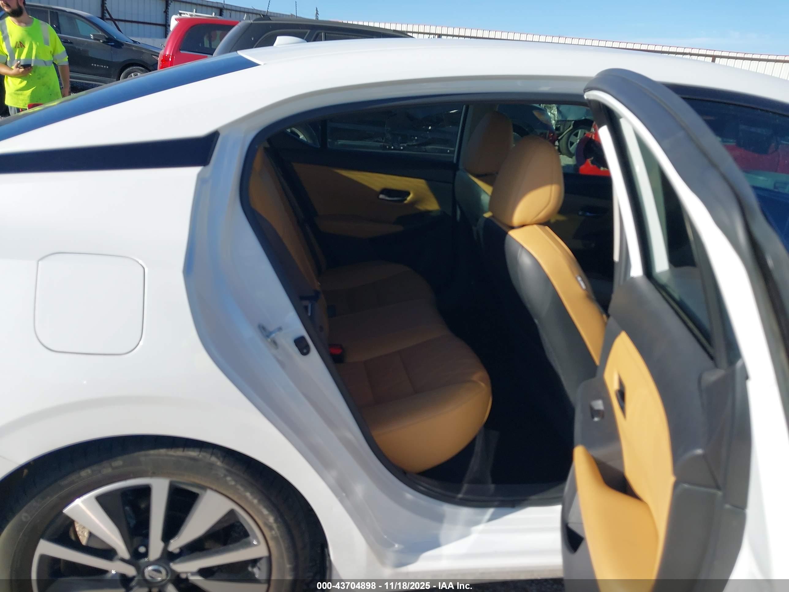 NISSAN SENTRA image 8