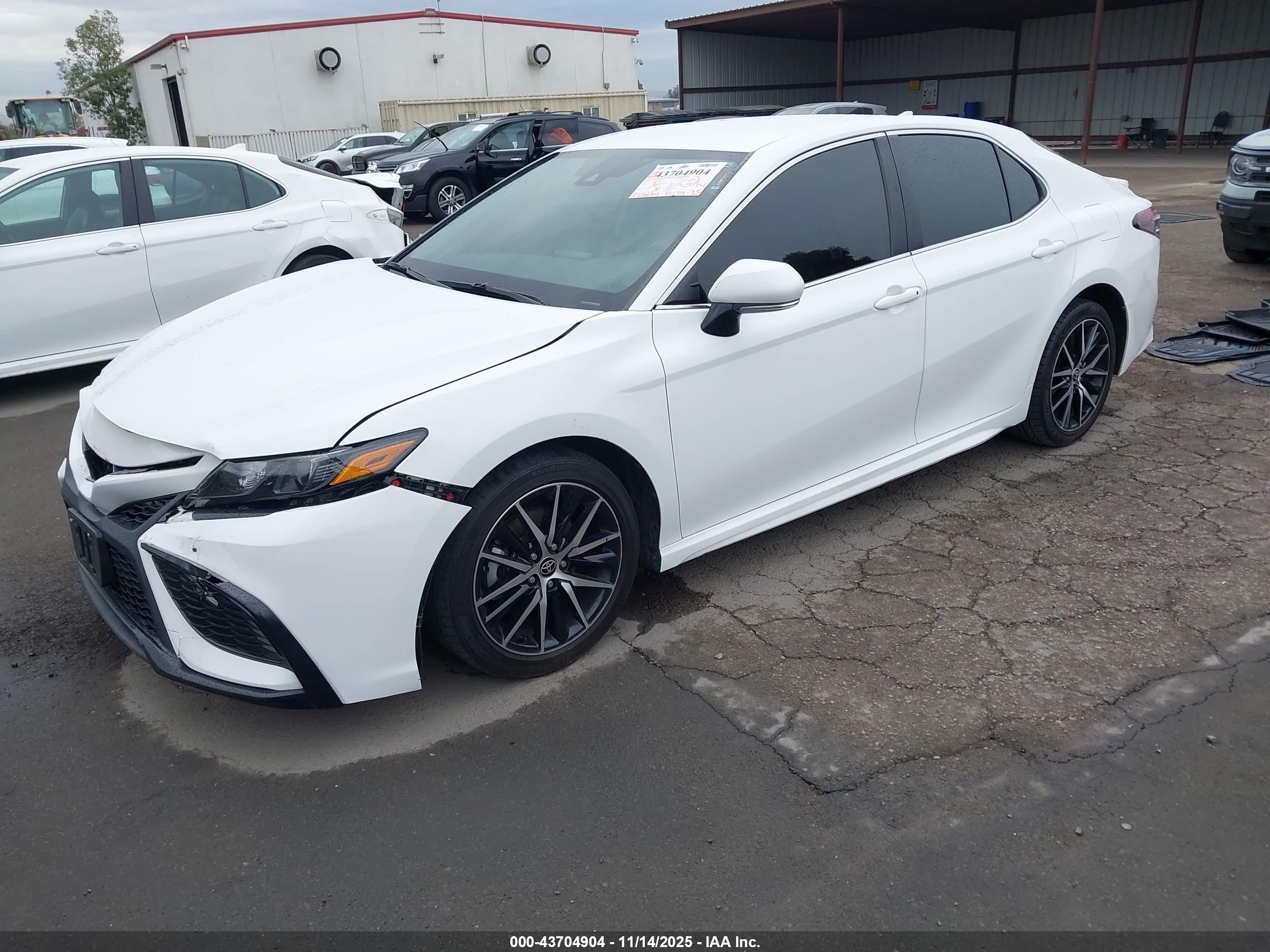TOYOTA CAMRY image 2
