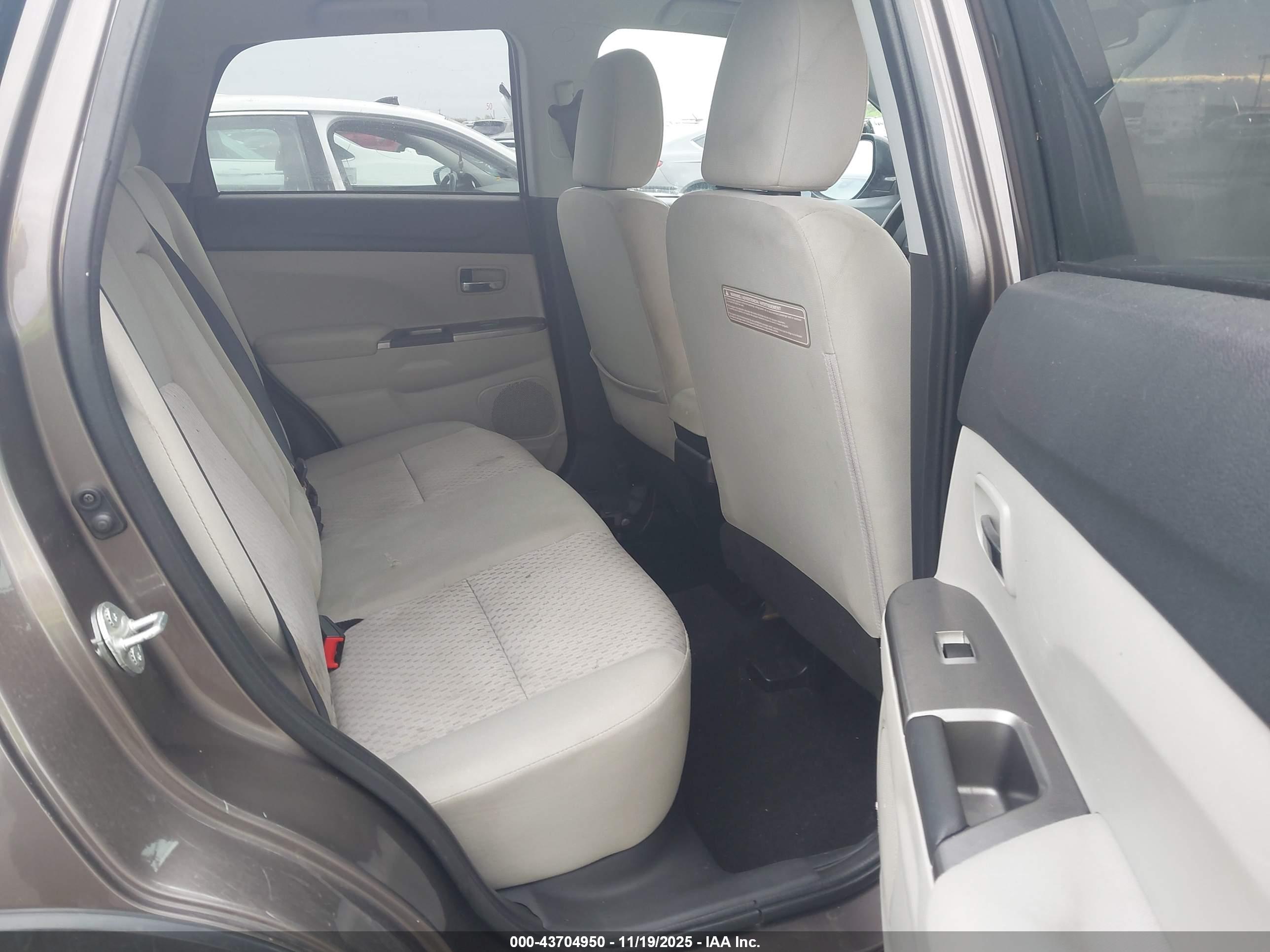 MITSUBISHI OUTLANDER image 8