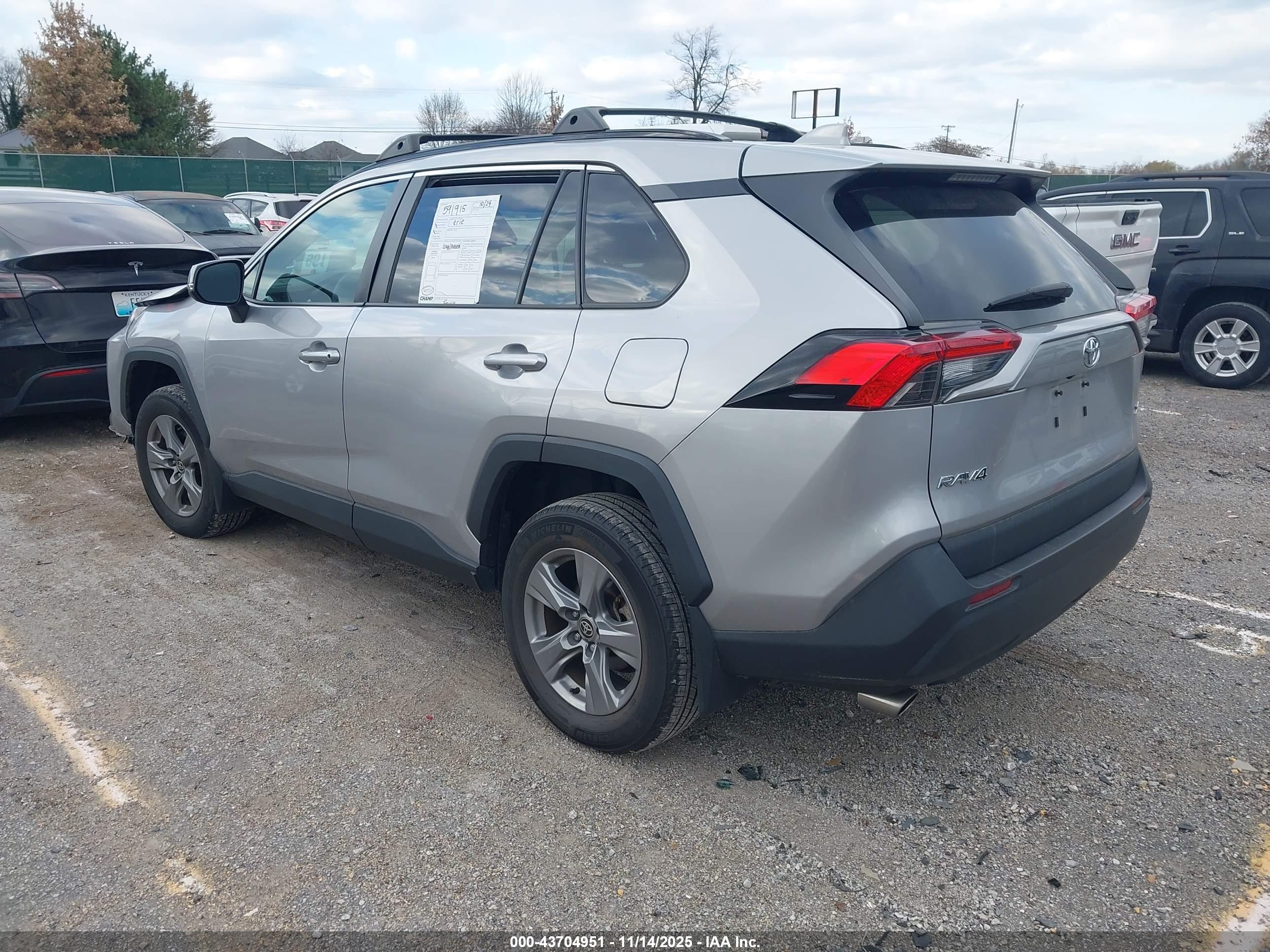 TOYOTA RAV4 image 3