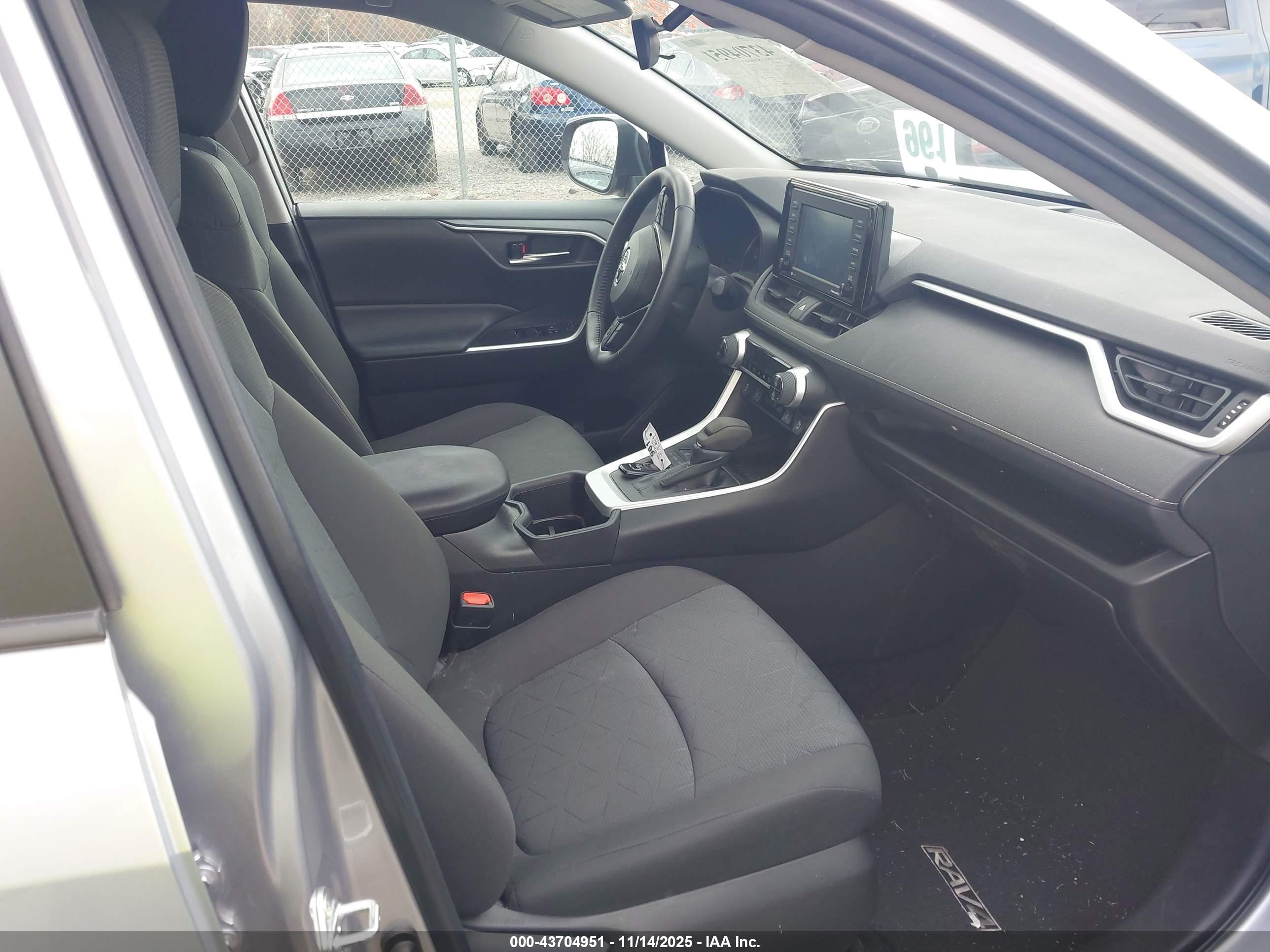 TOYOTA RAV4 image 5