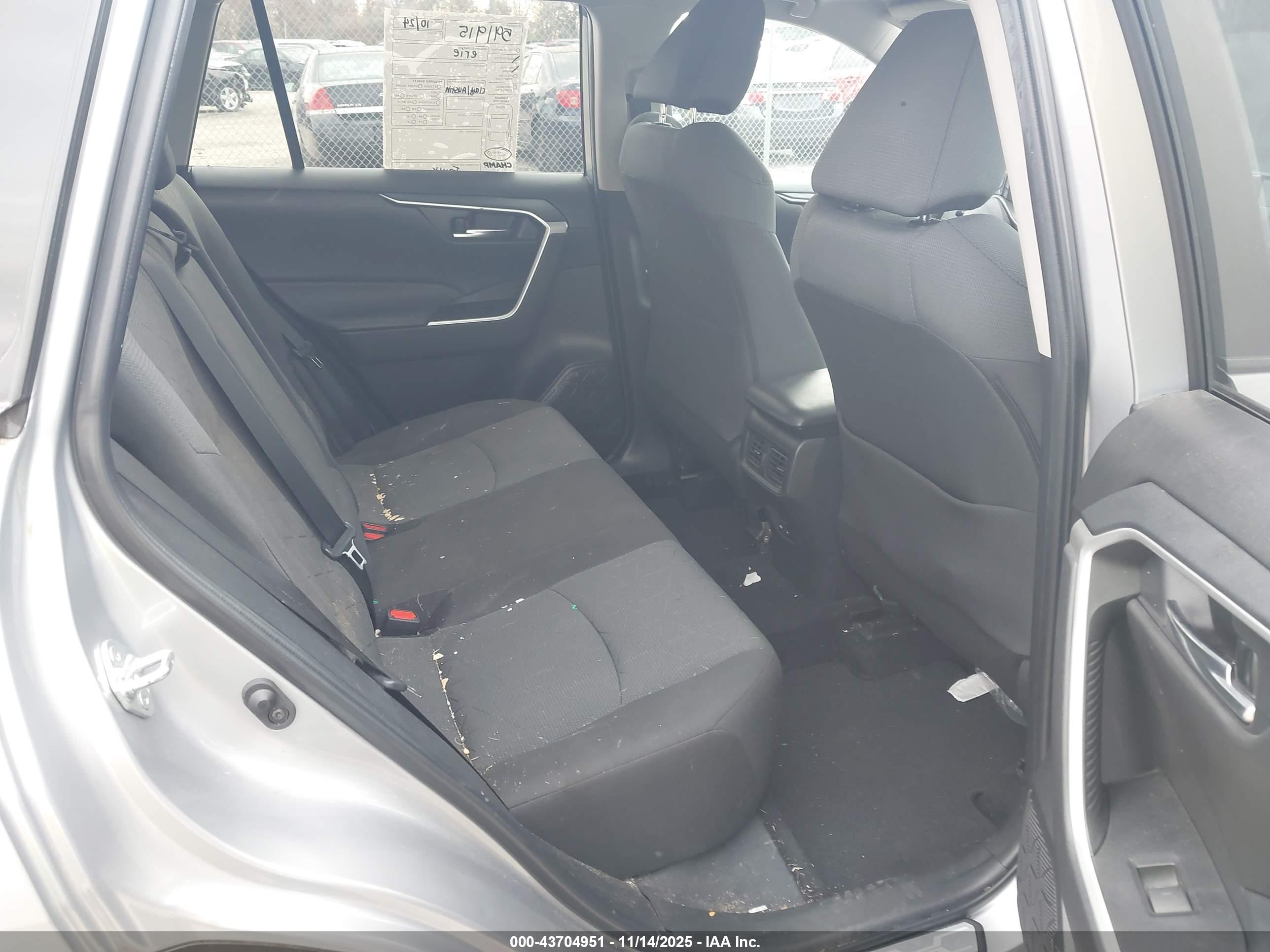 TOYOTA RAV4 image 8