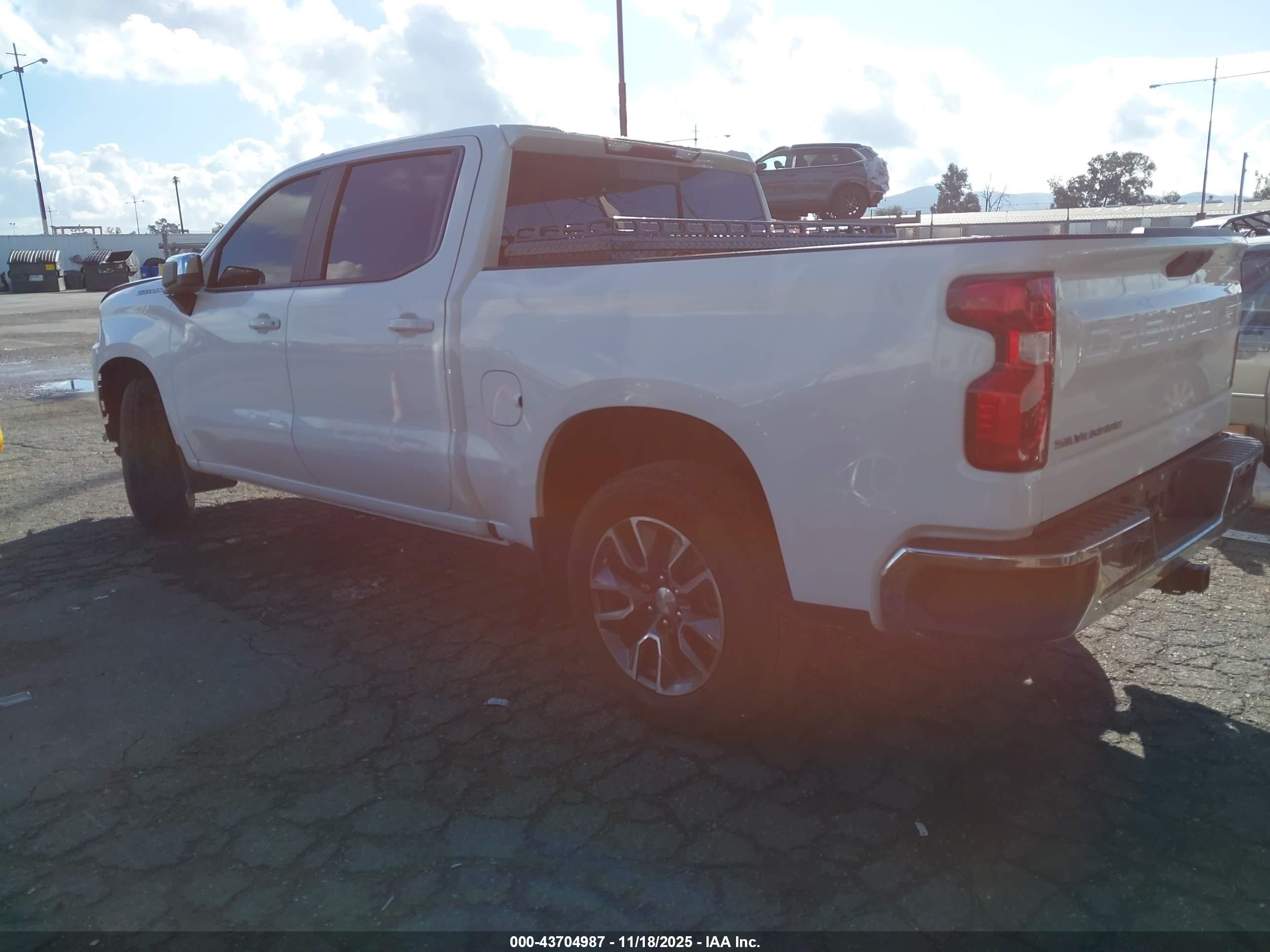 CHEVROLET SILVERADO image 3