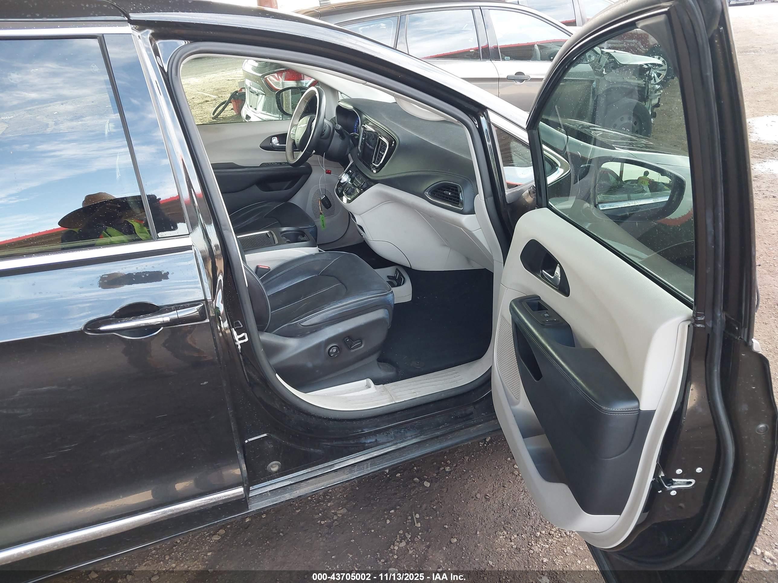 CHRYSLER PACIFICA image 5