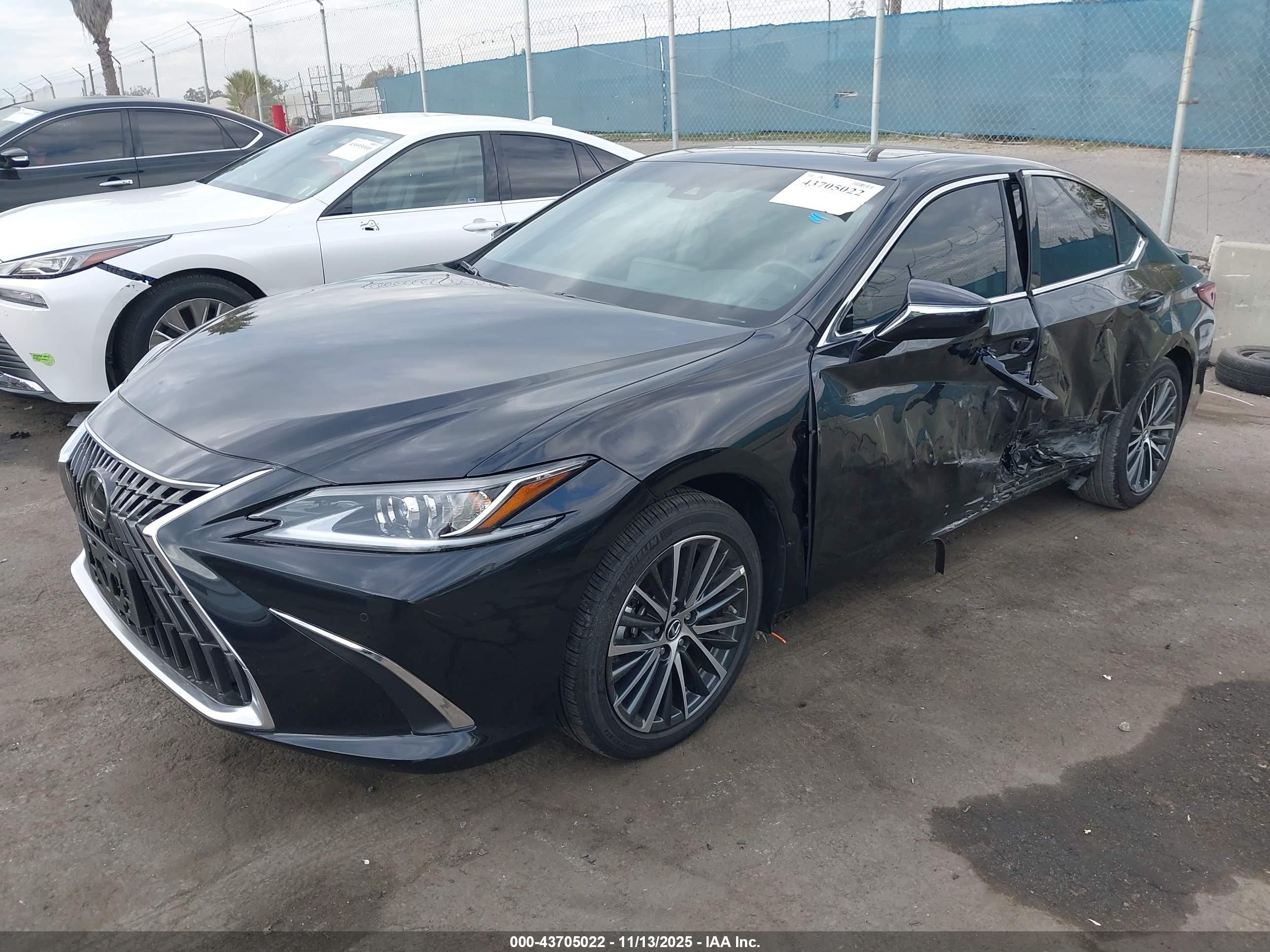 LEXUS ES image 2