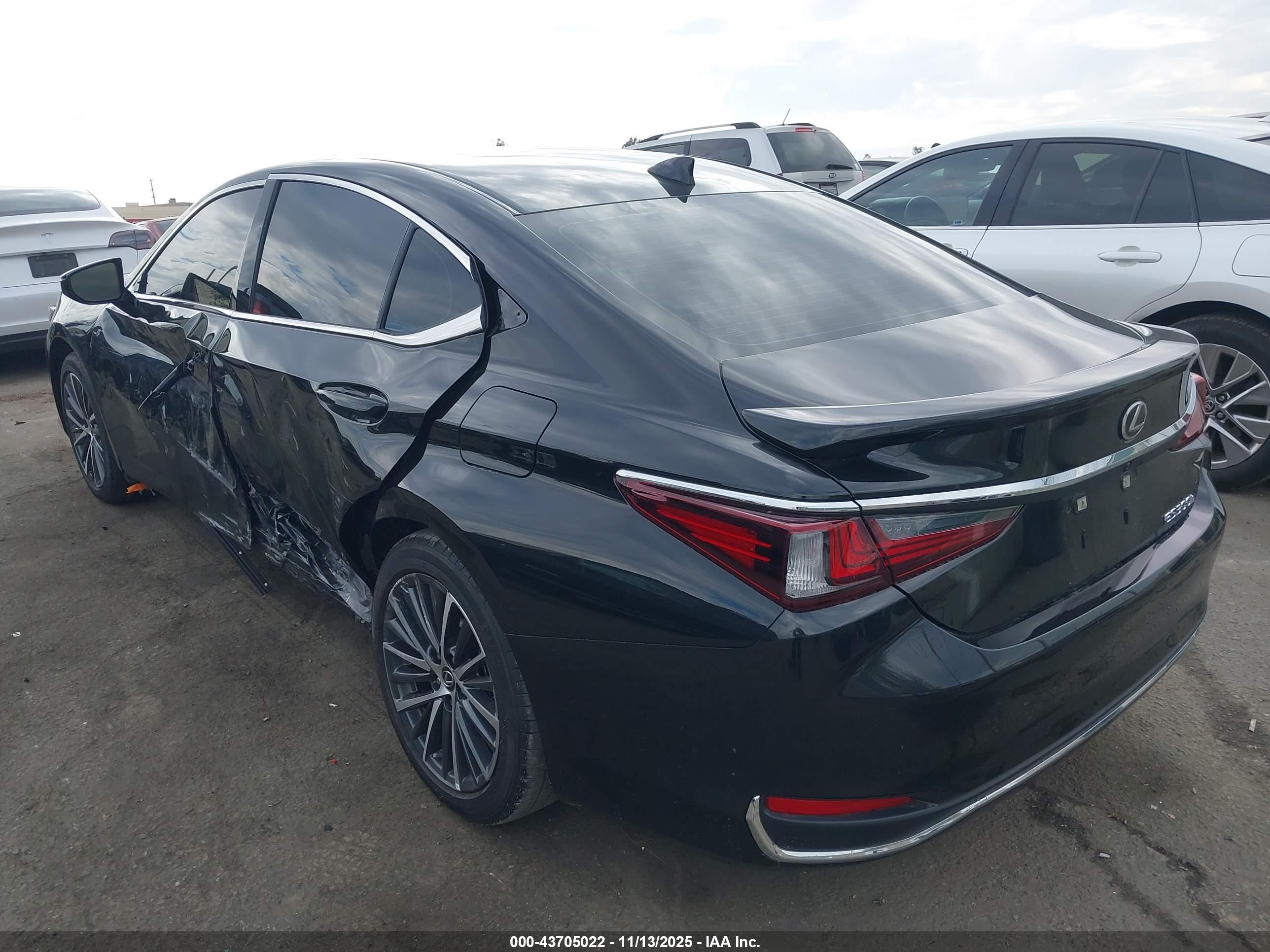 LEXUS ES image 3