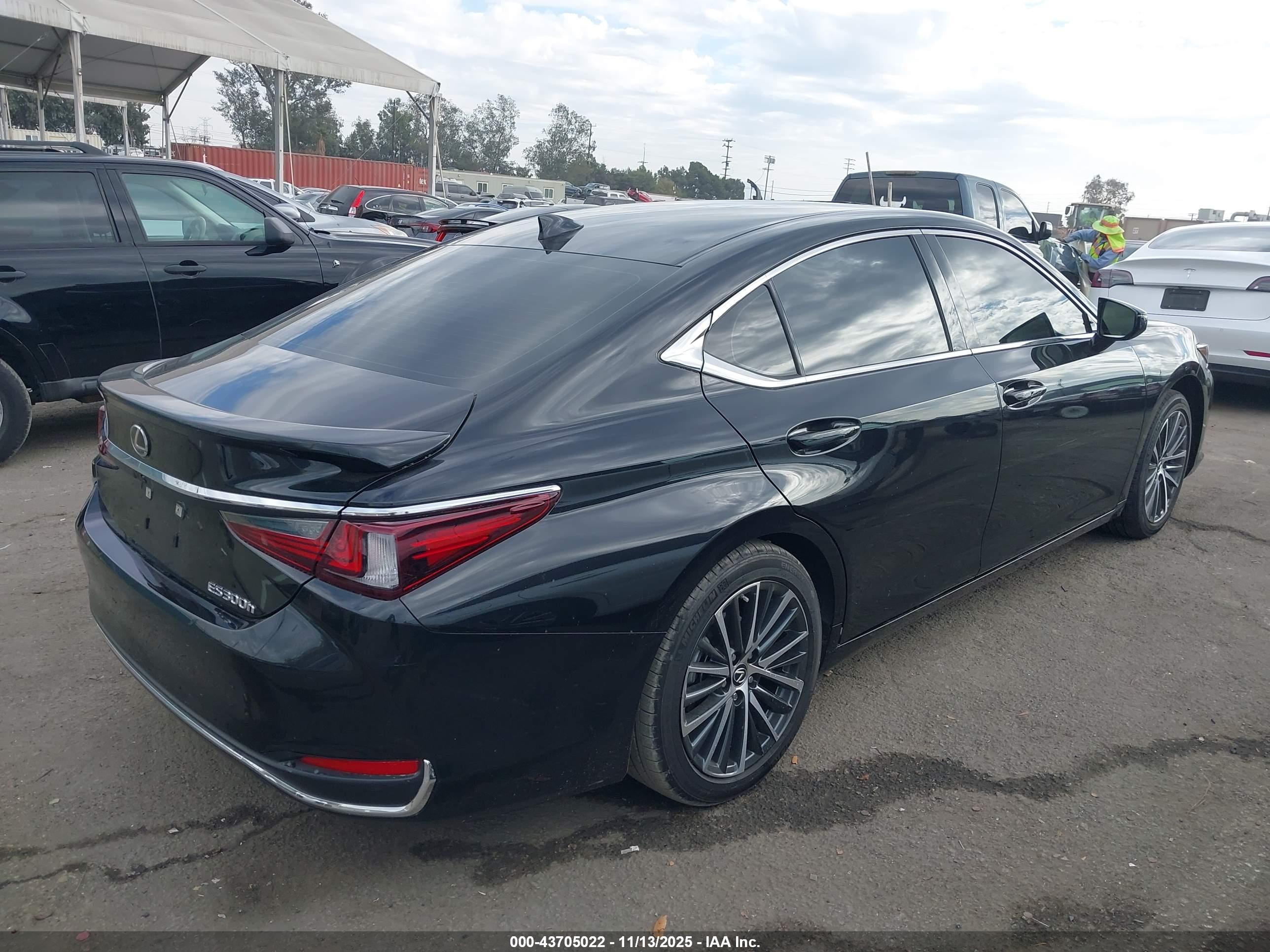 LEXUS ES image 4