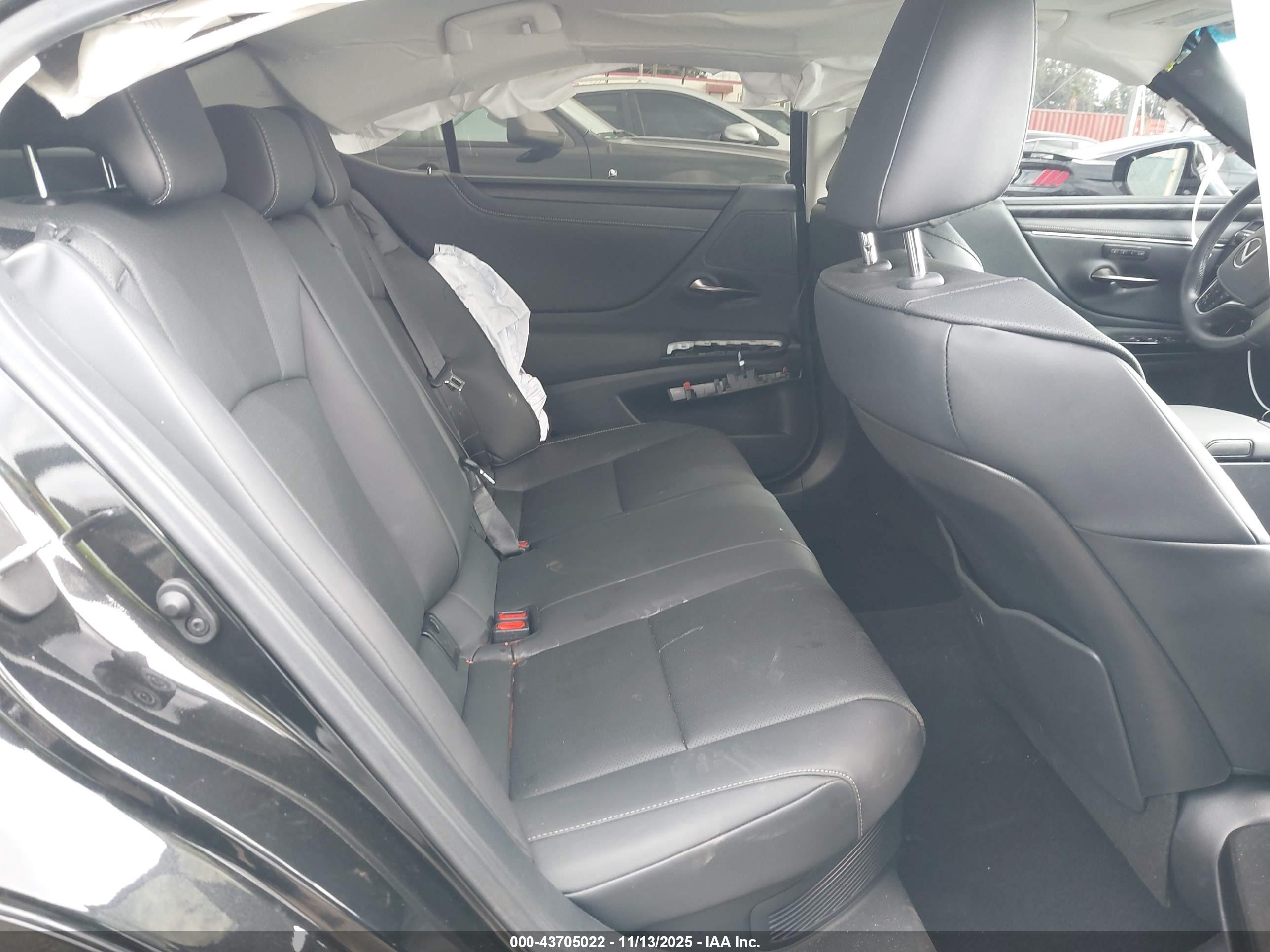 LEXUS ES image 8