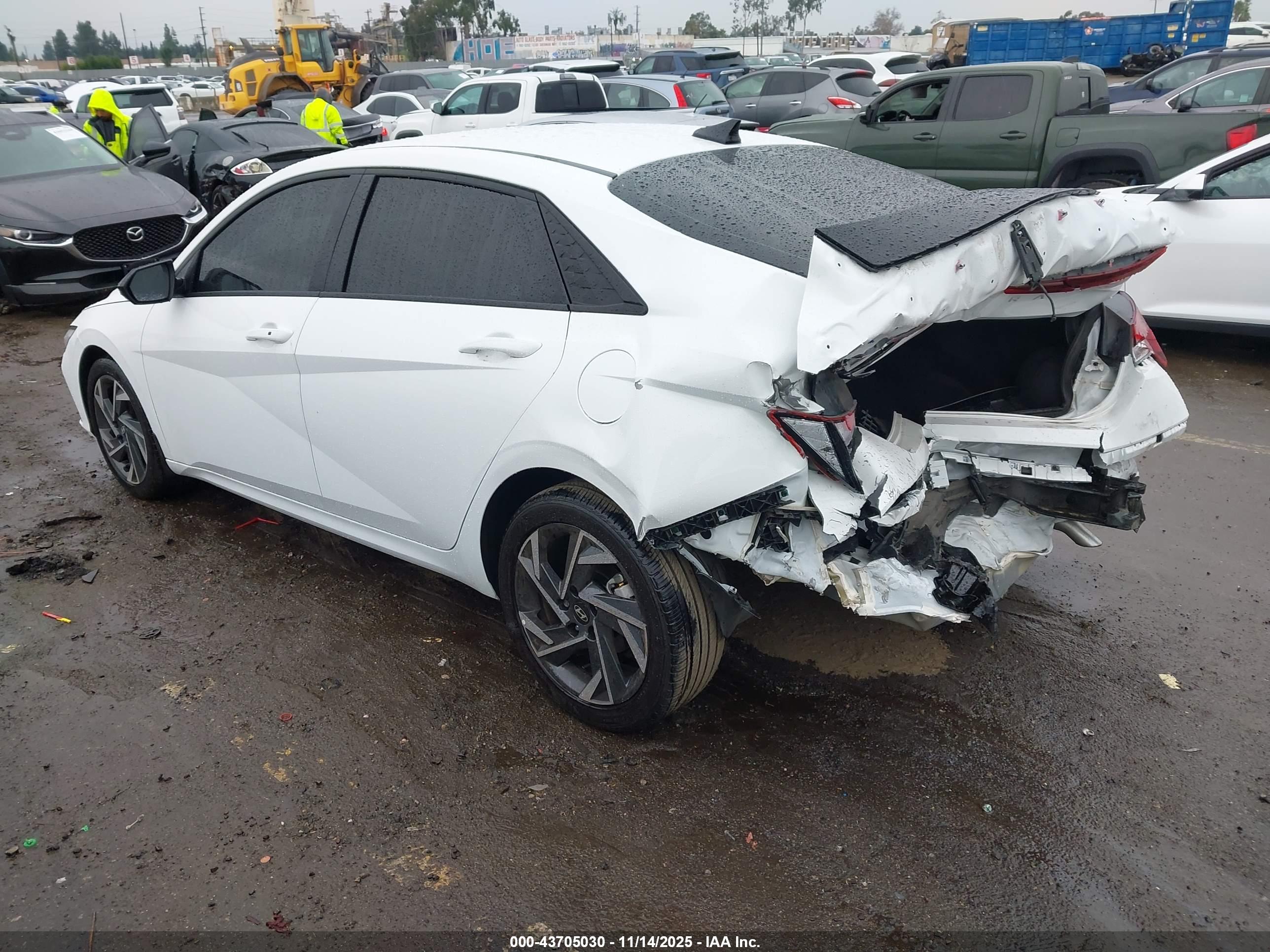 HYUNDAI ELANTRA image 3