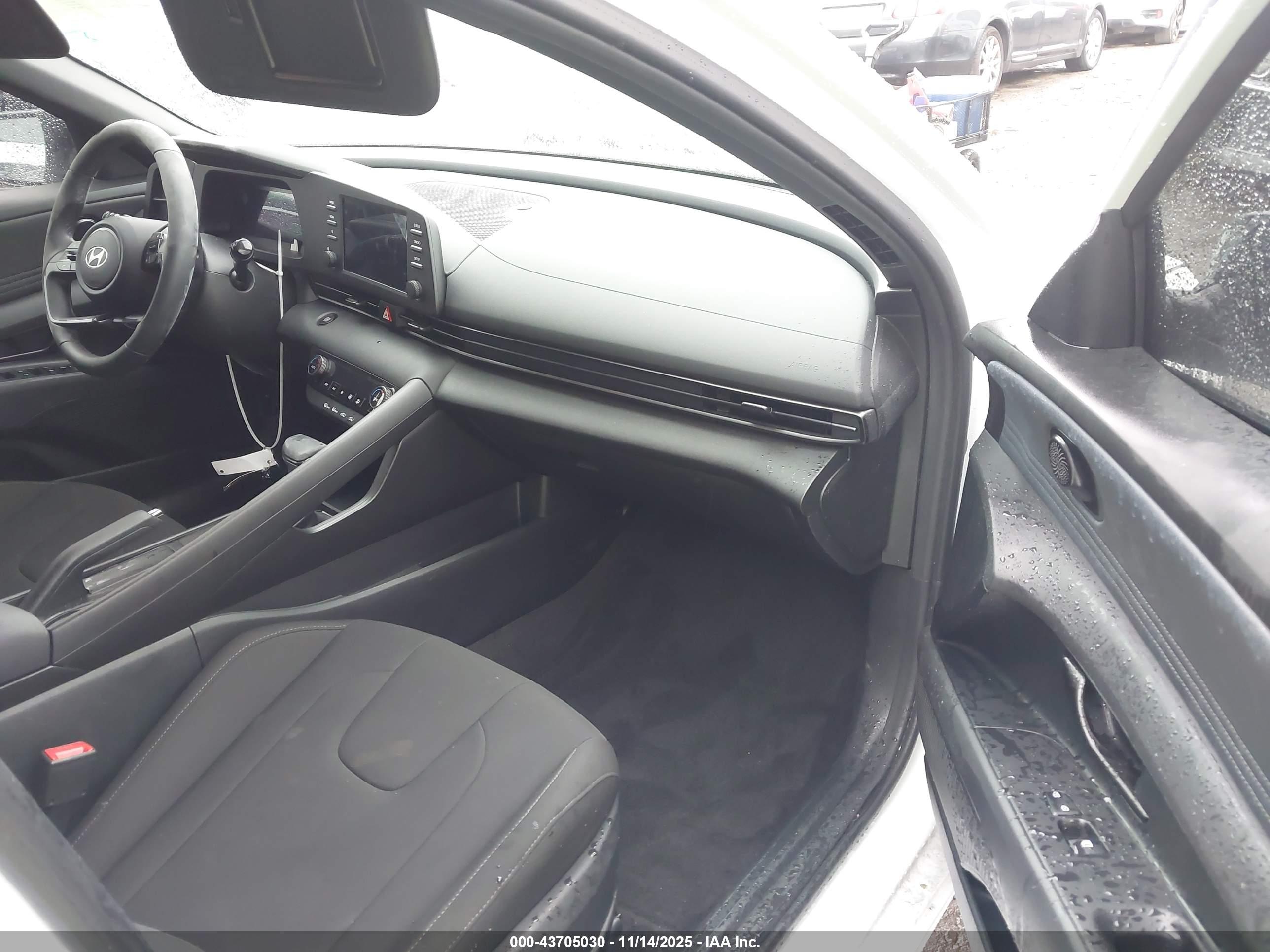 HYUNDAI ELANTRA image 5