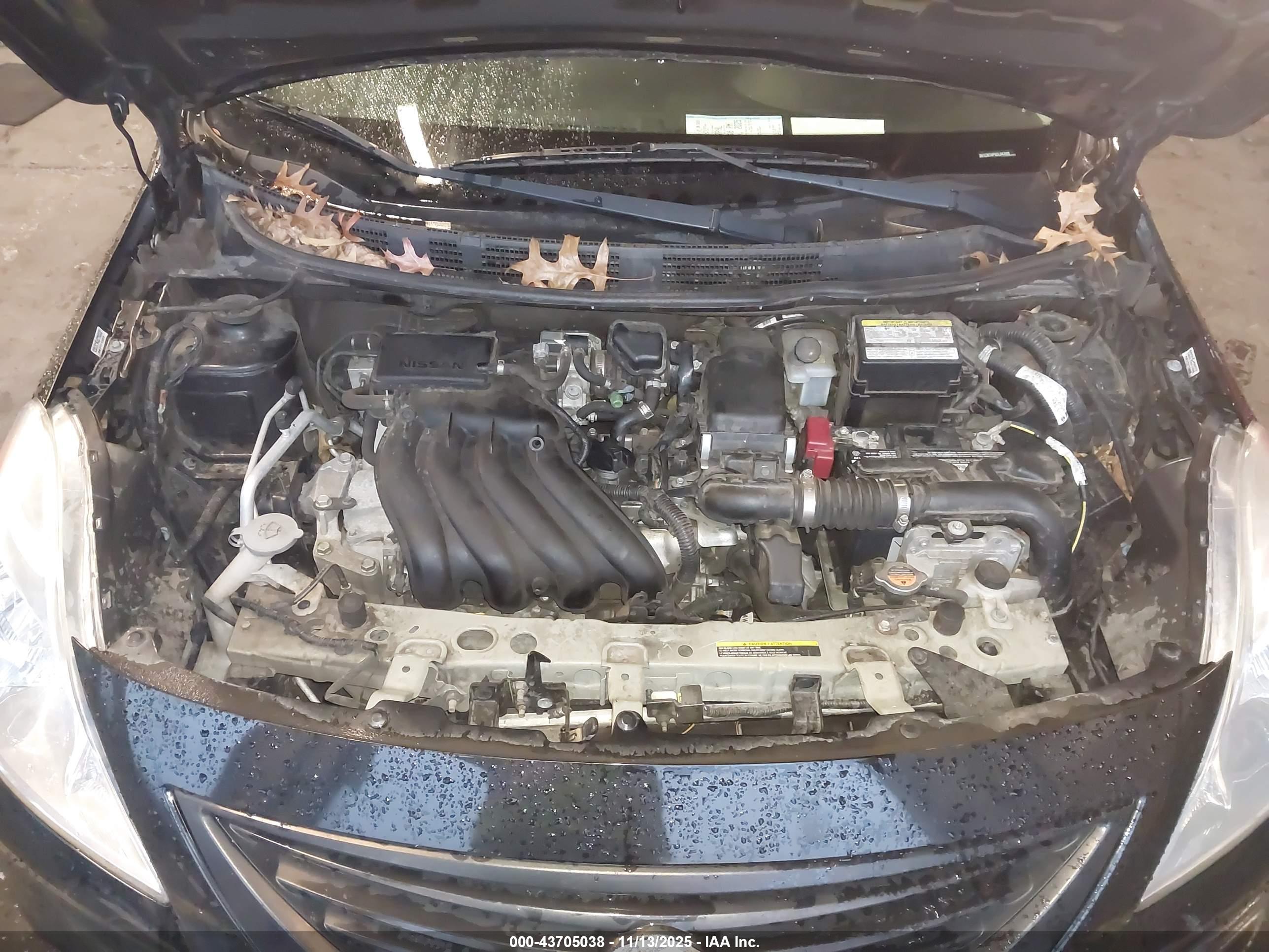 NISSAN VERSA image 10