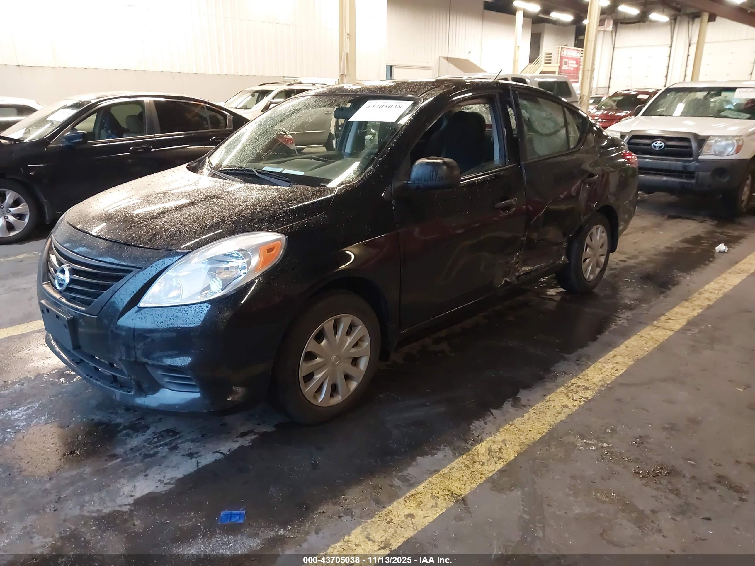 NISSAN VERSA image 2