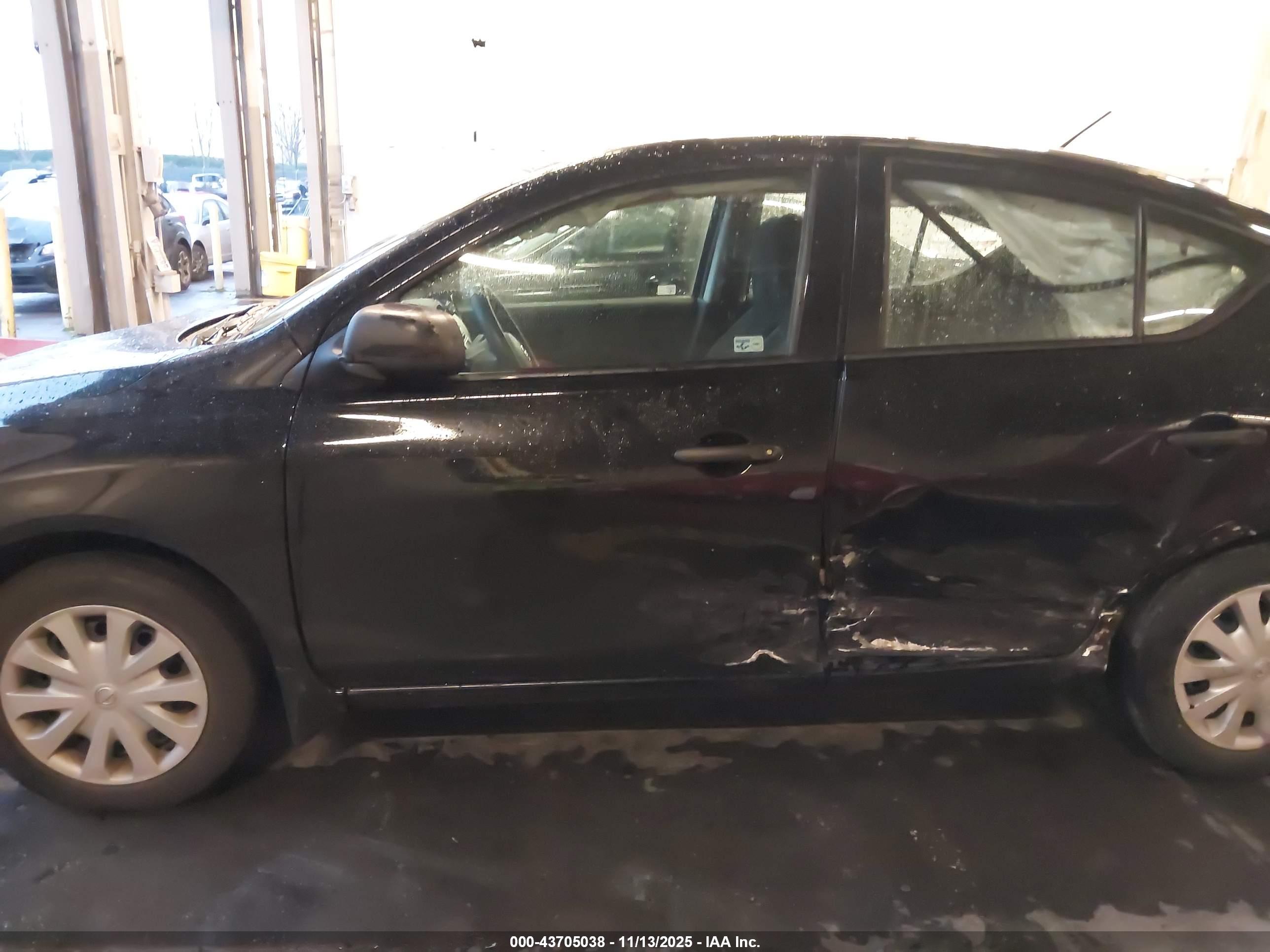 NISSAN VERSA image 6