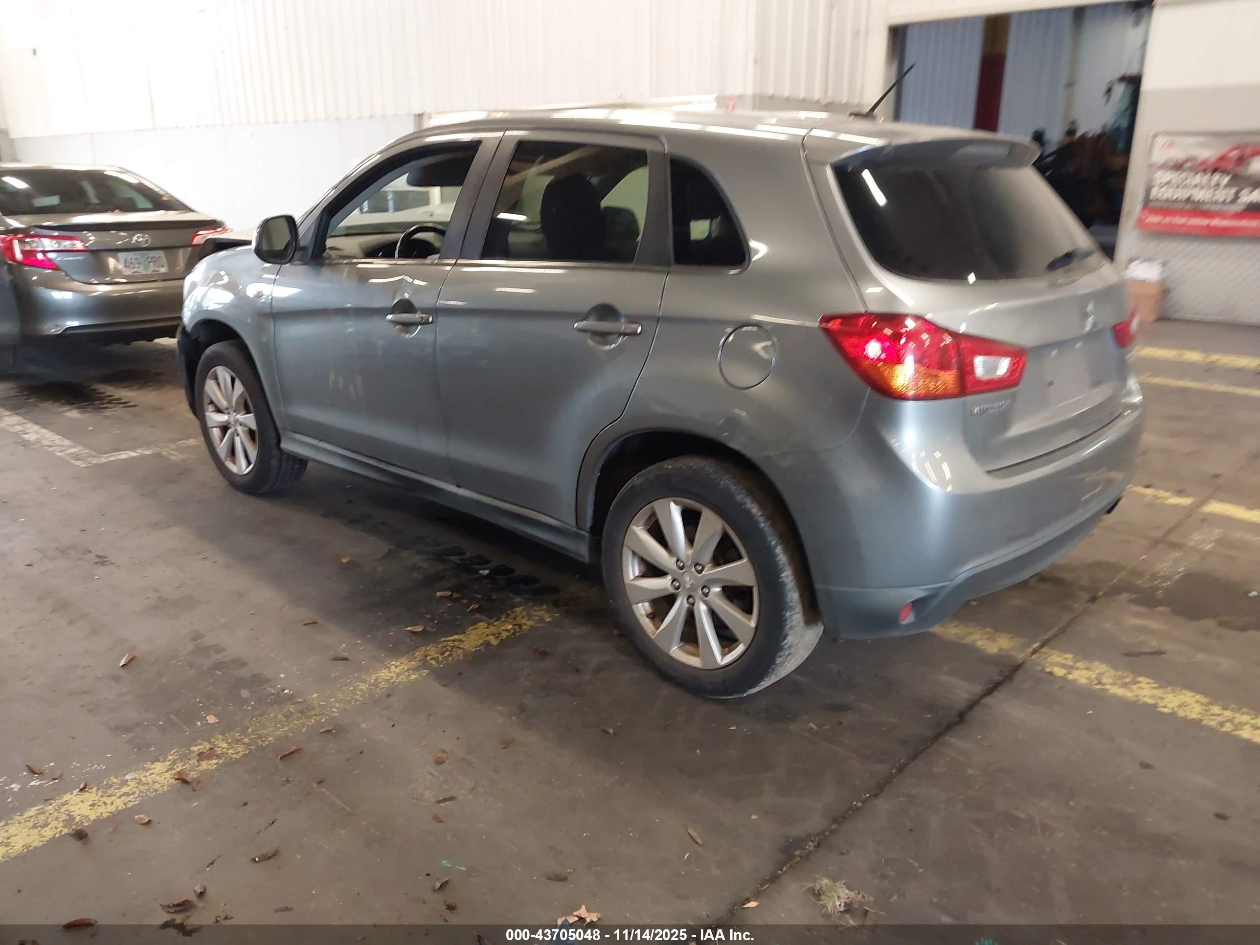MITSUBISHI OUTLANDER image 3