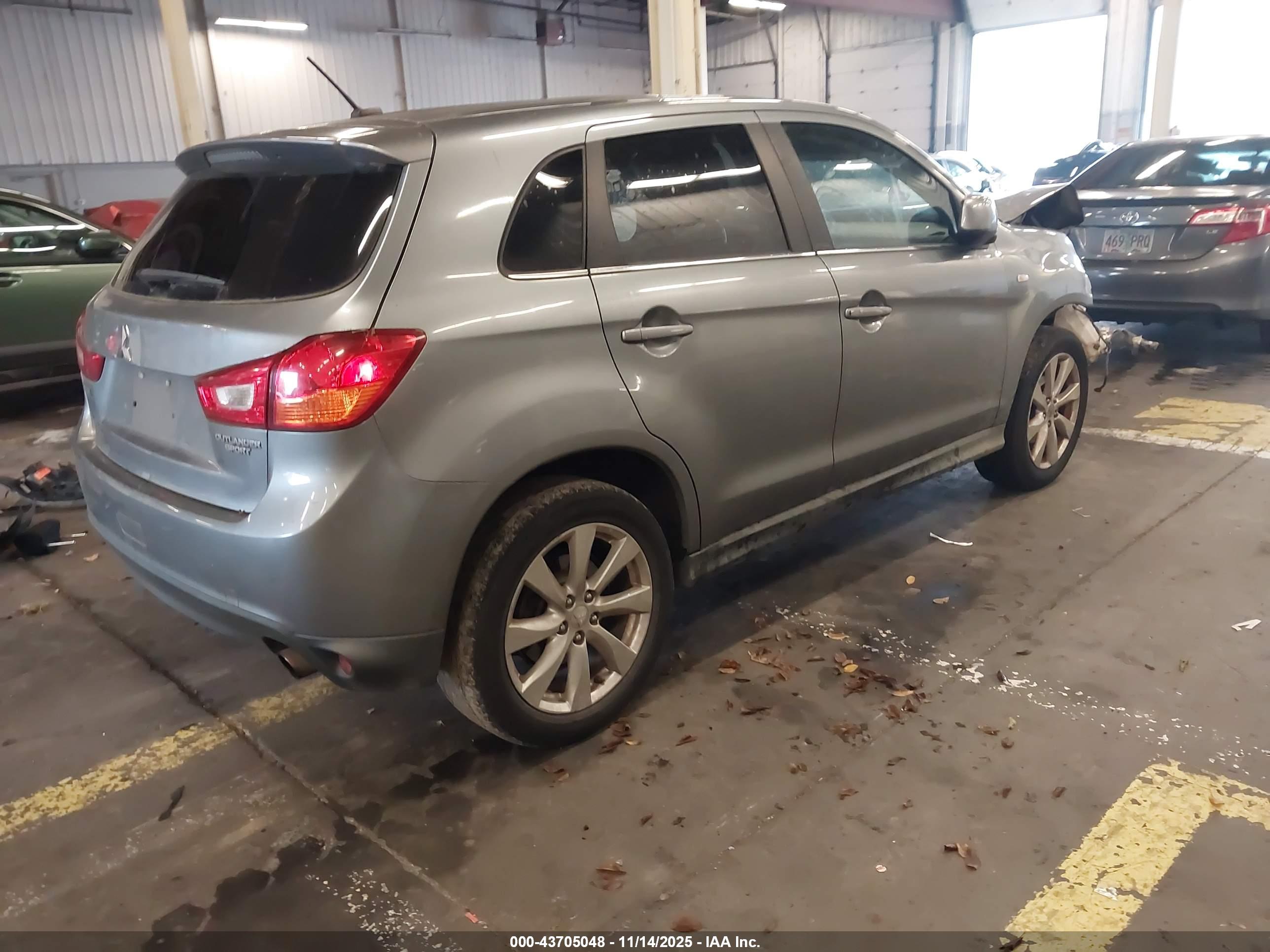 MITSUBISHI OUTLANDER image 4