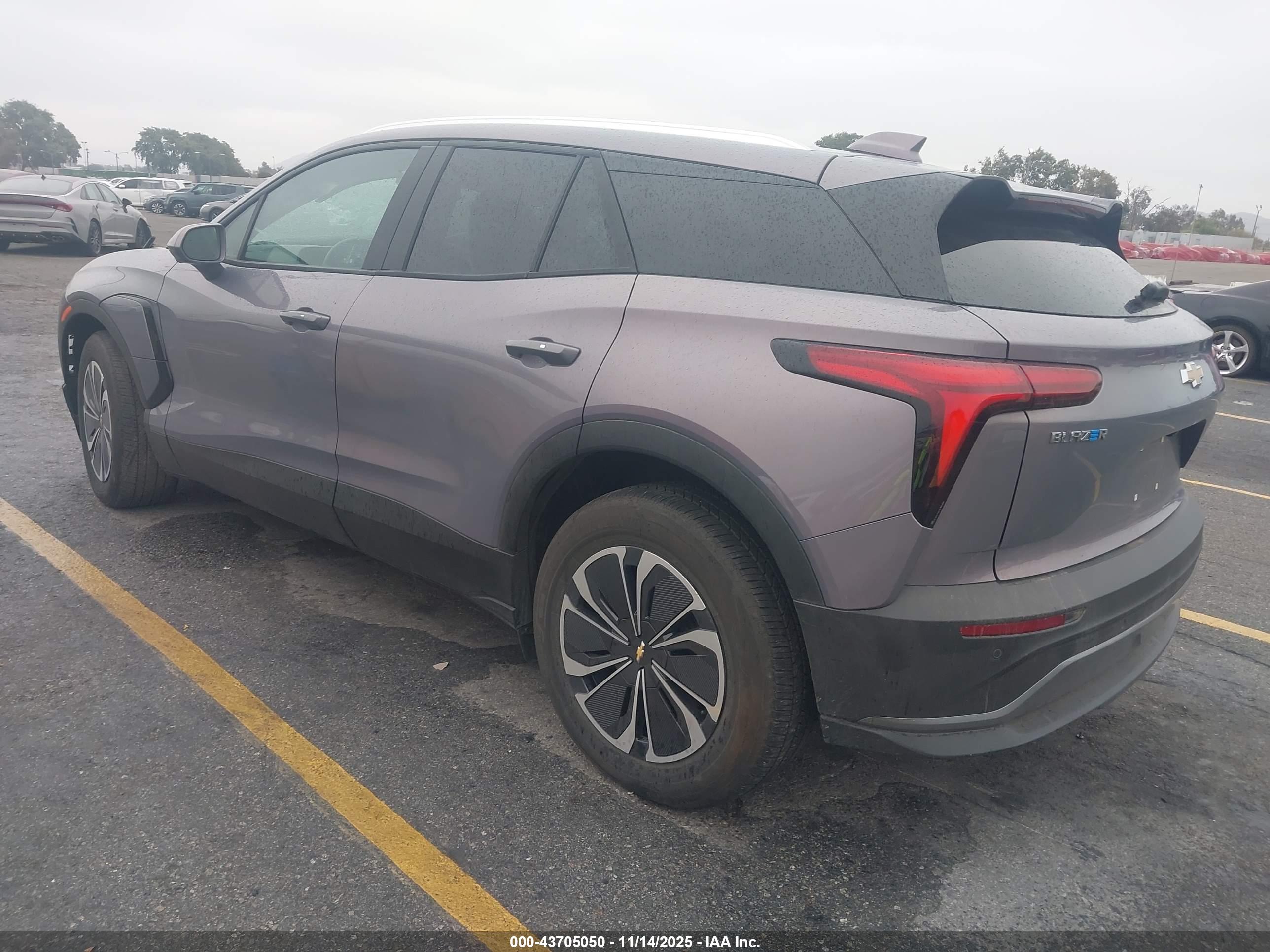CHEVROLET BLAZER image 3