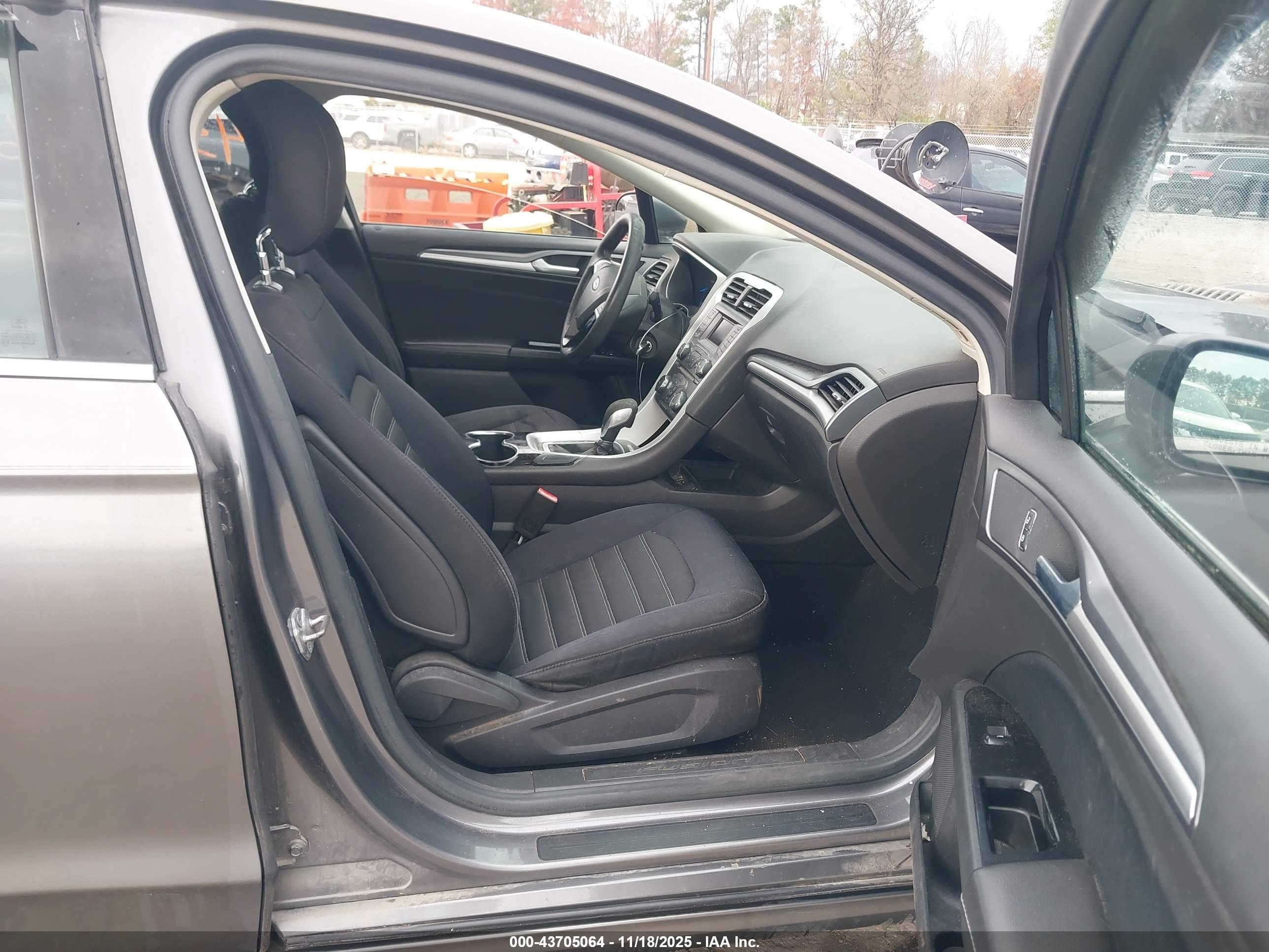 FORD FUSION image 5