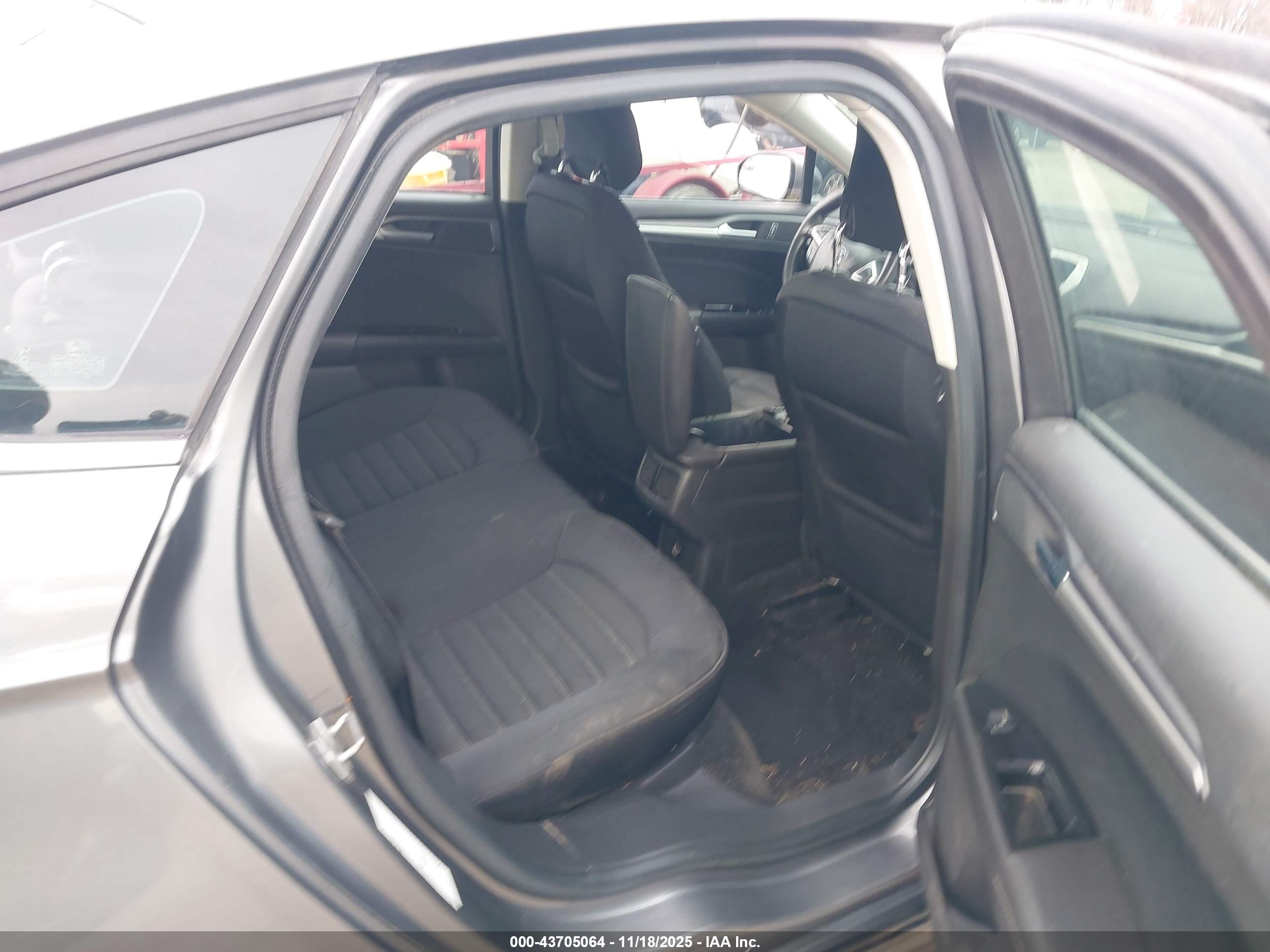 FORD FUSION image 8