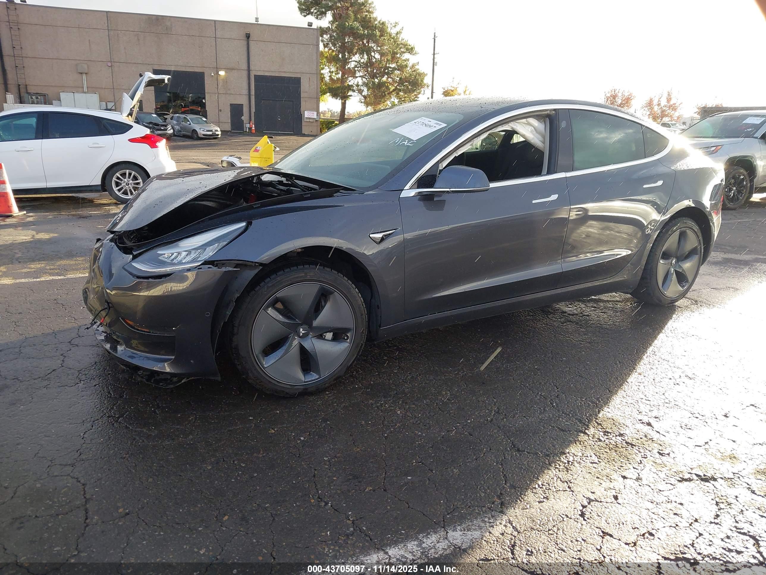 TESLA MODEL image 2
