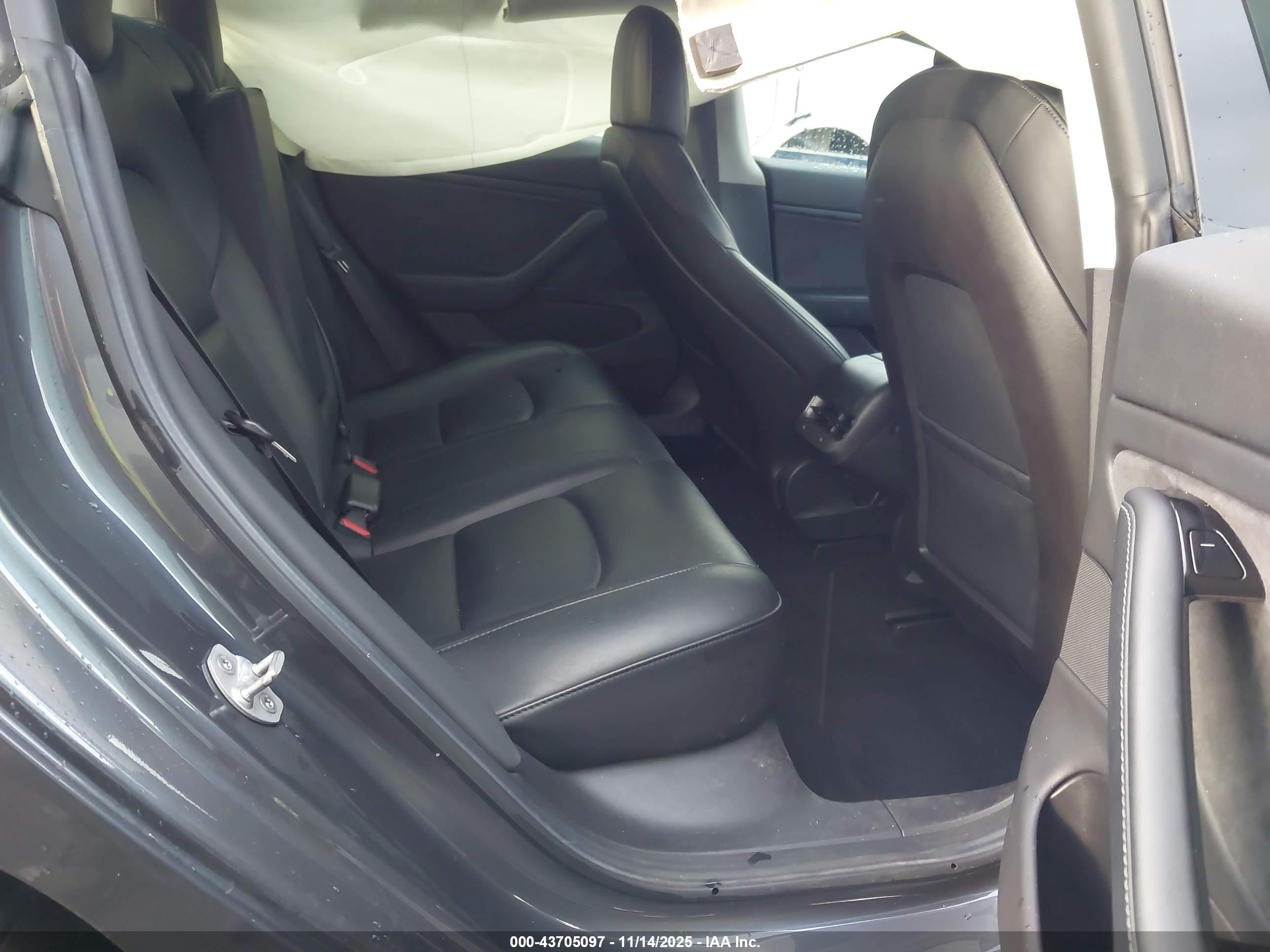TESLA MODEL image 8