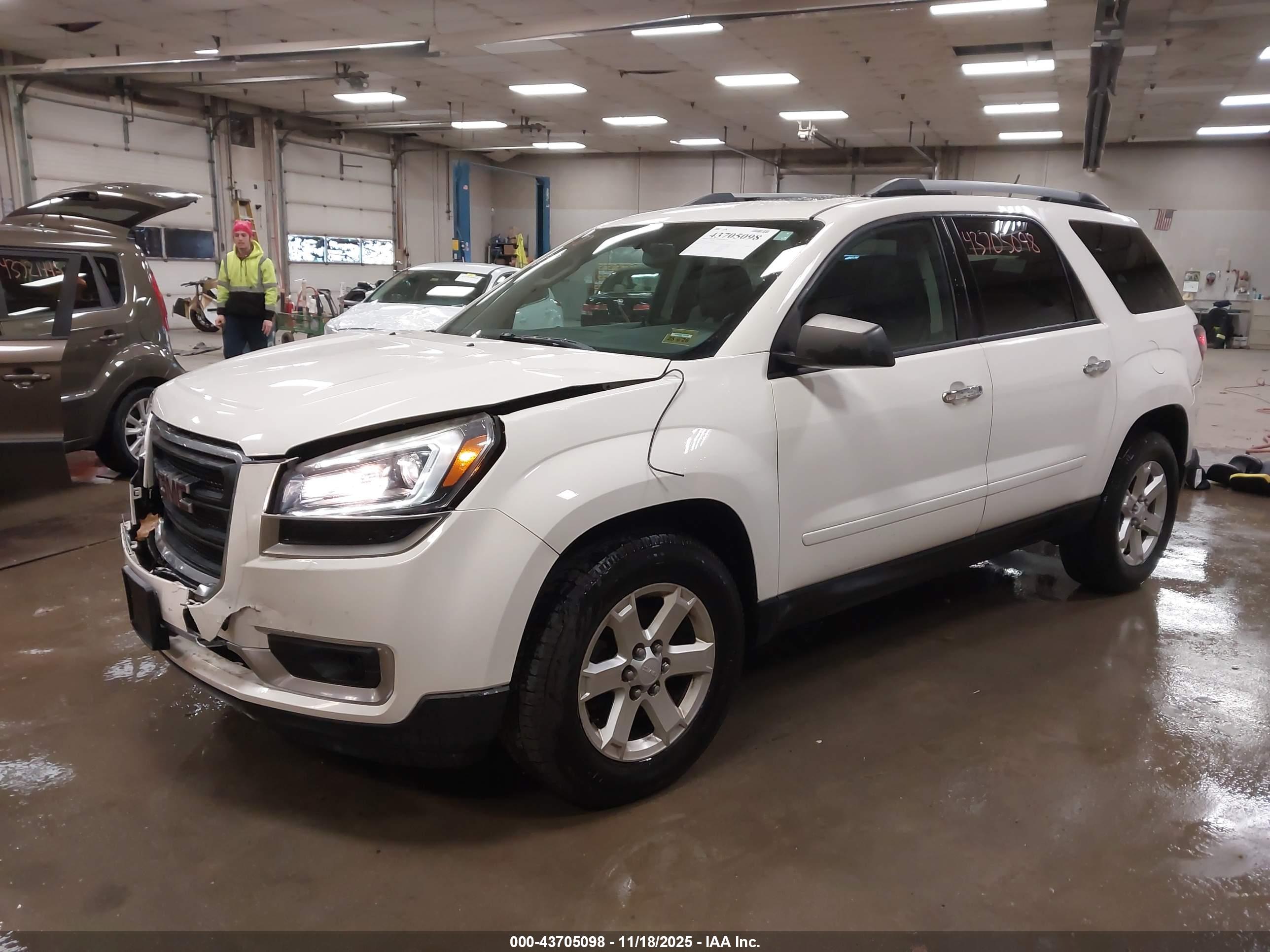 GMC ACADIA image 2