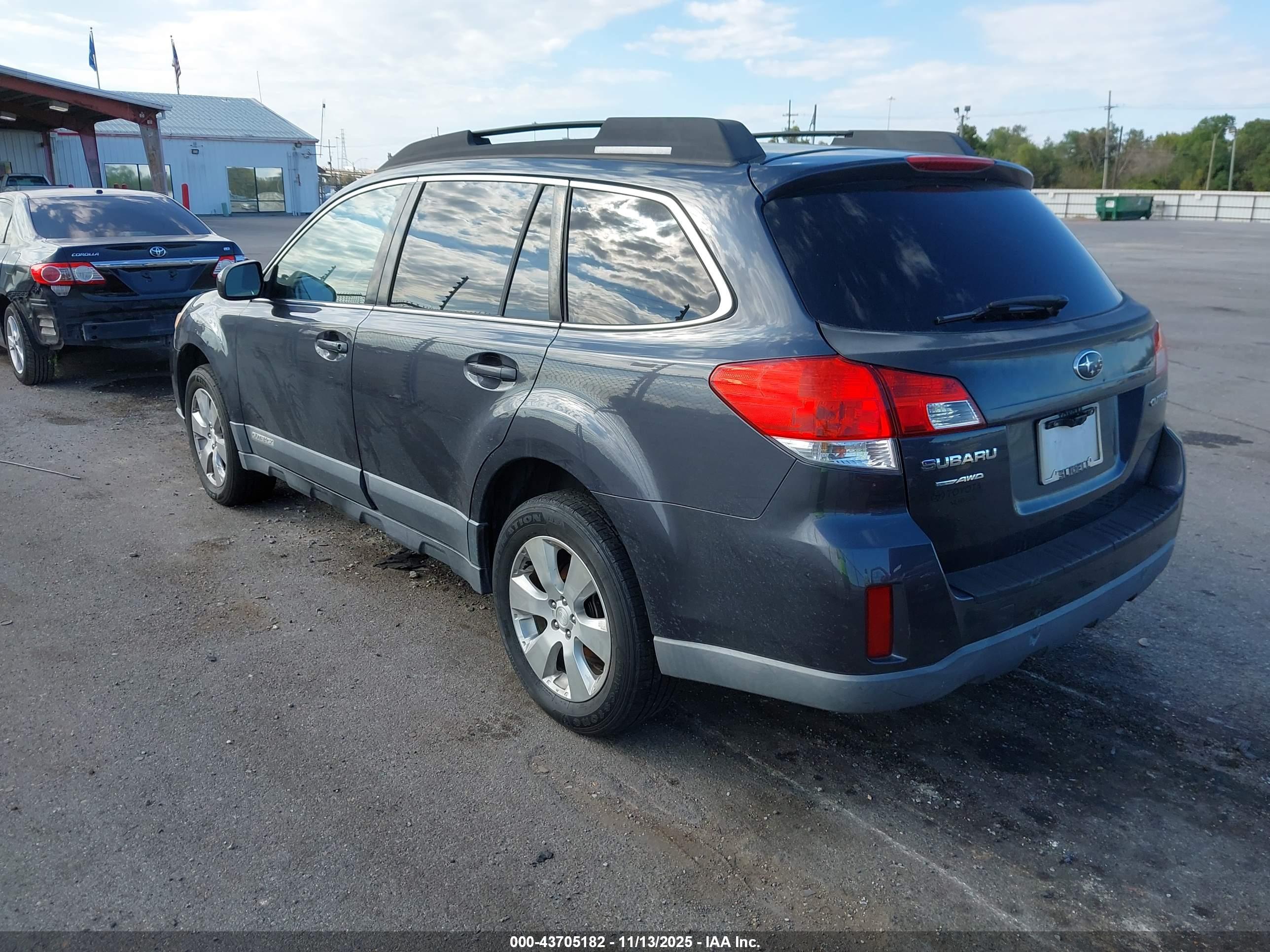 SUBARU OUTBACK image 3
