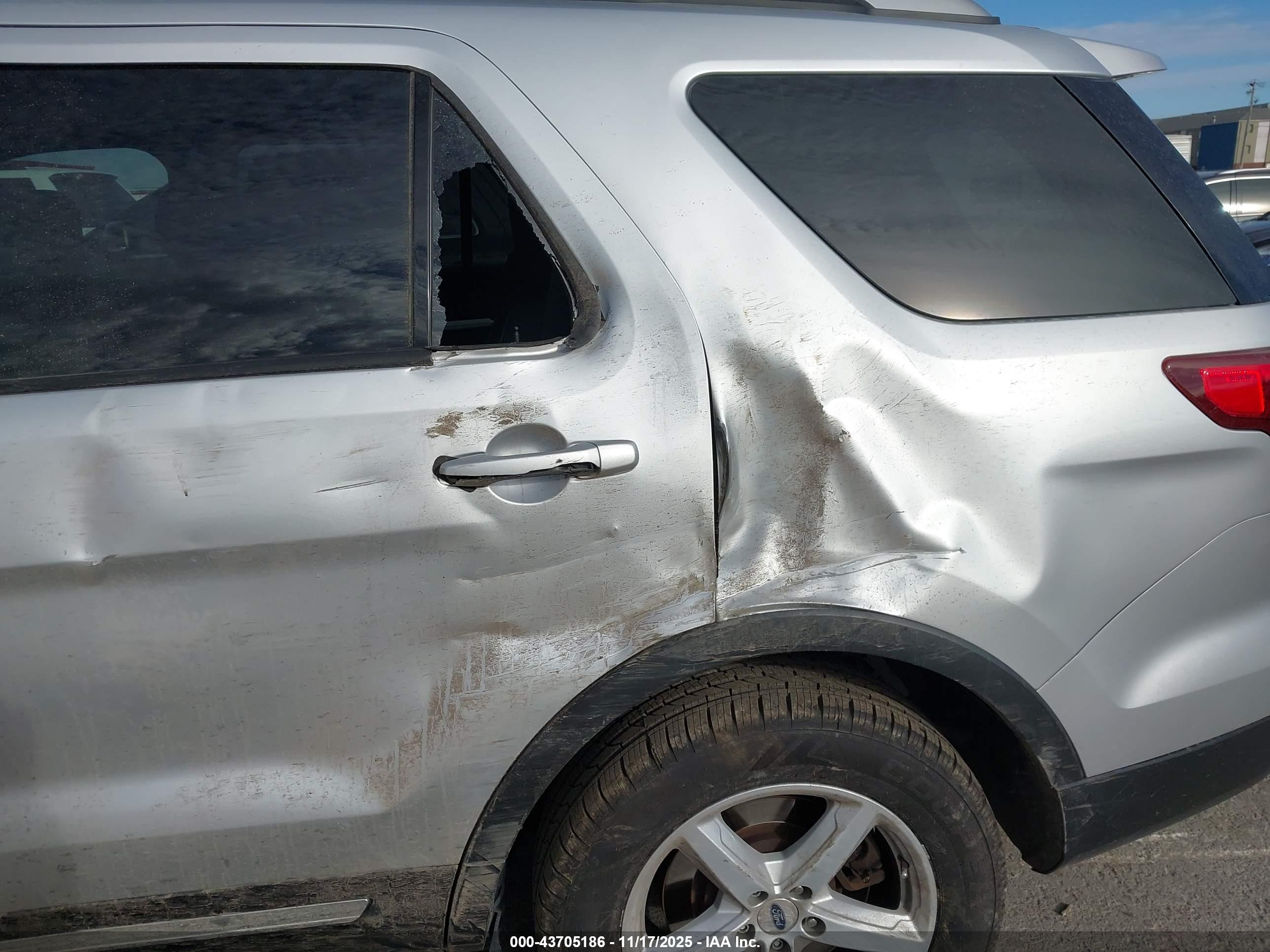 FORD EXPLORER image 6