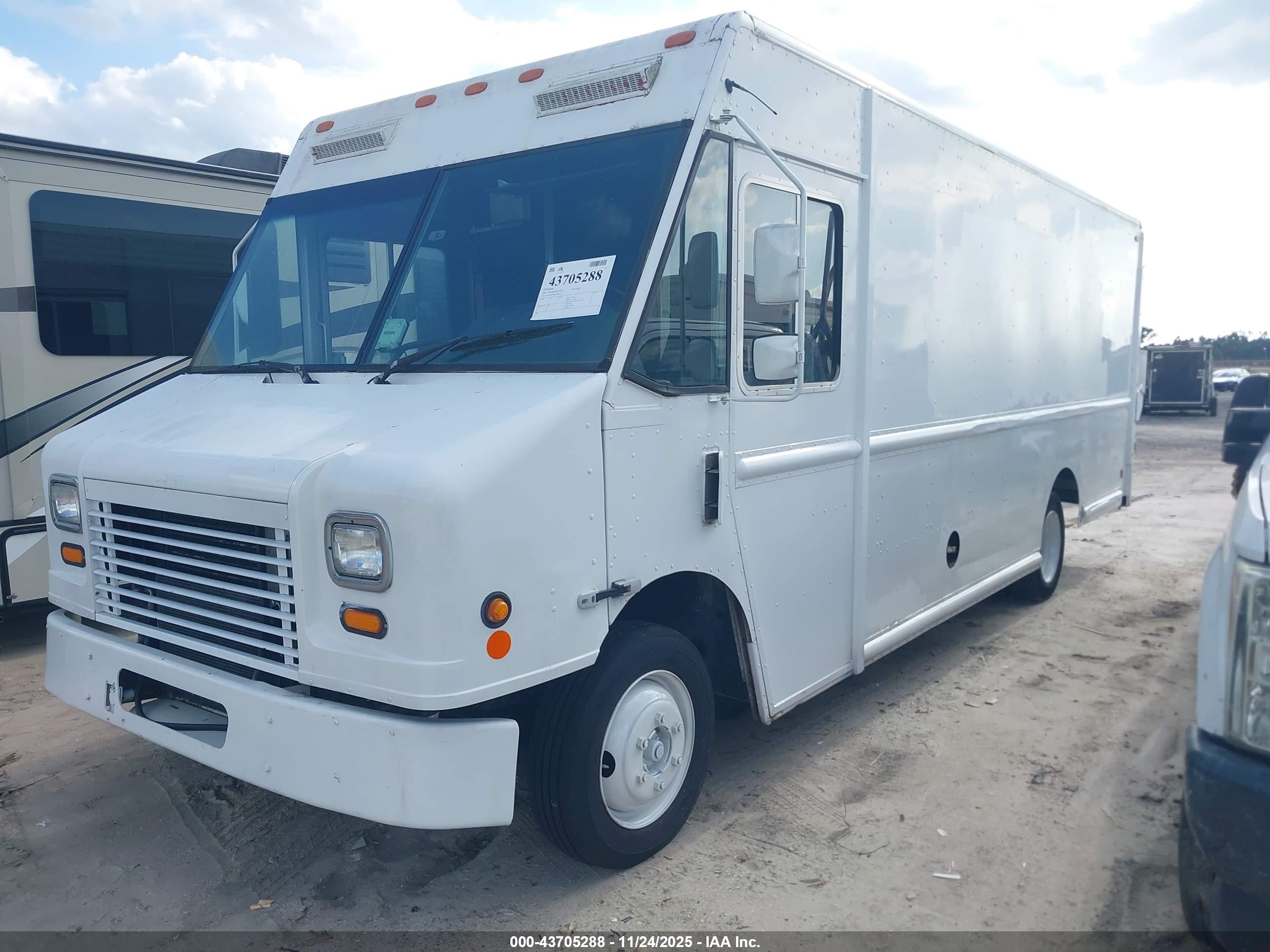 FREIGHTLINER CHASSIS image 2