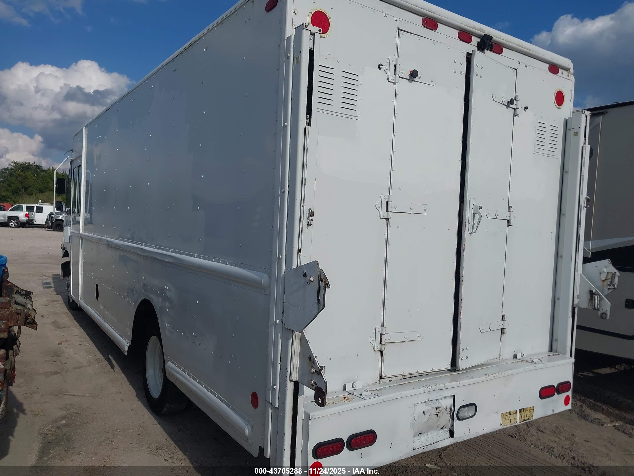 FREIGHTLINER CHASSIS image 3