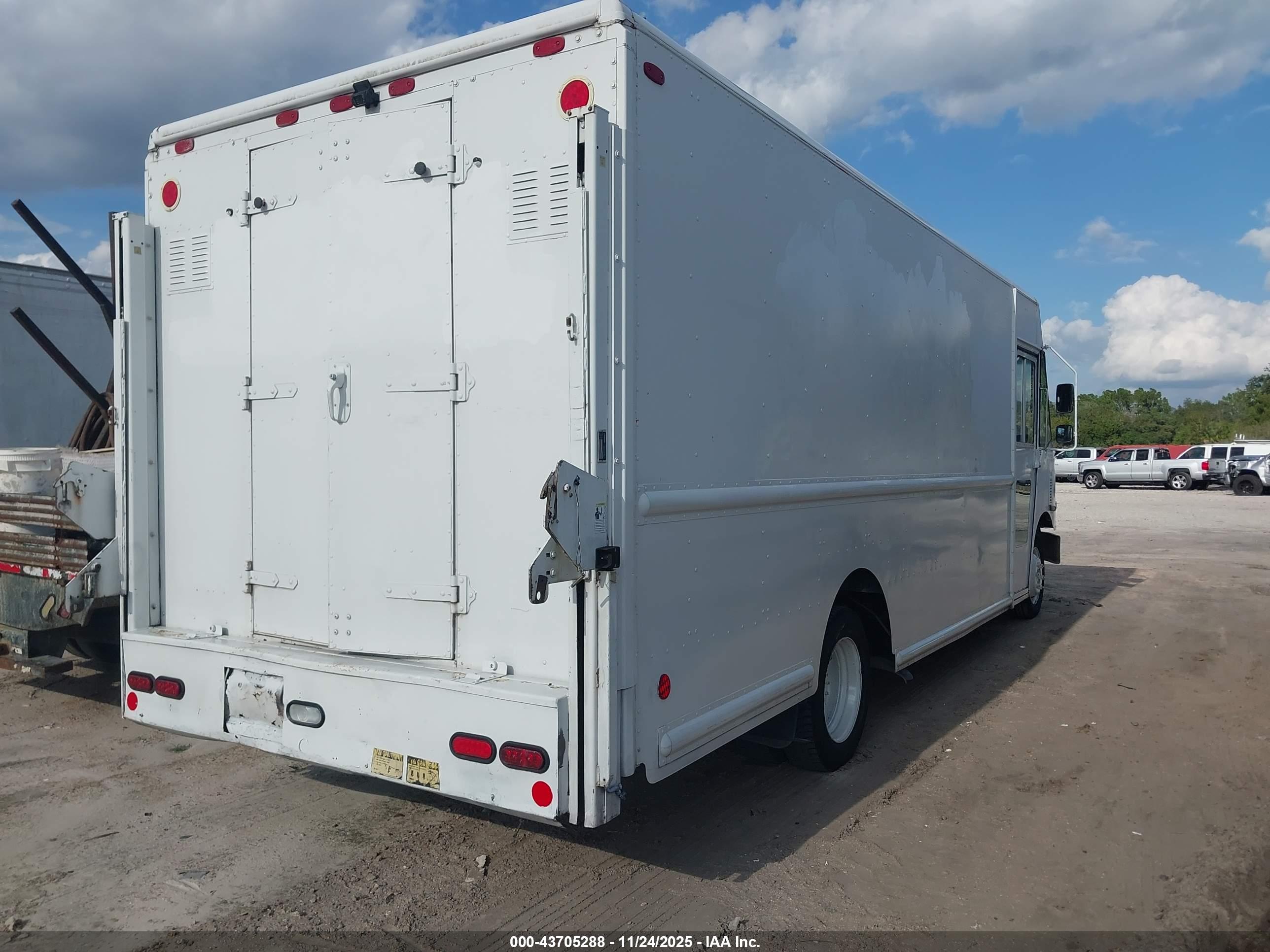 FREIGHTLINER CHASSIS image 4