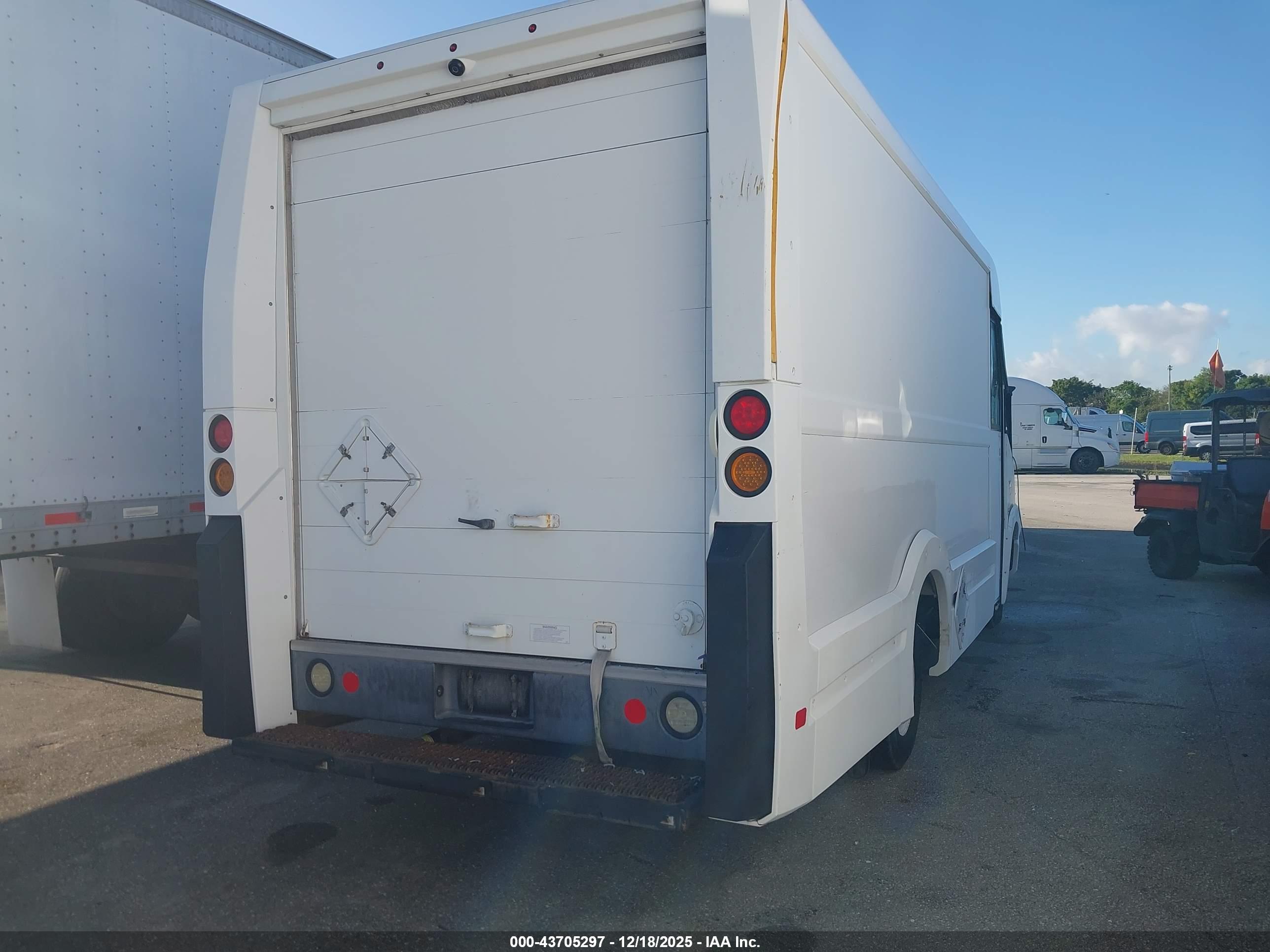 ISUZU REACH image 4