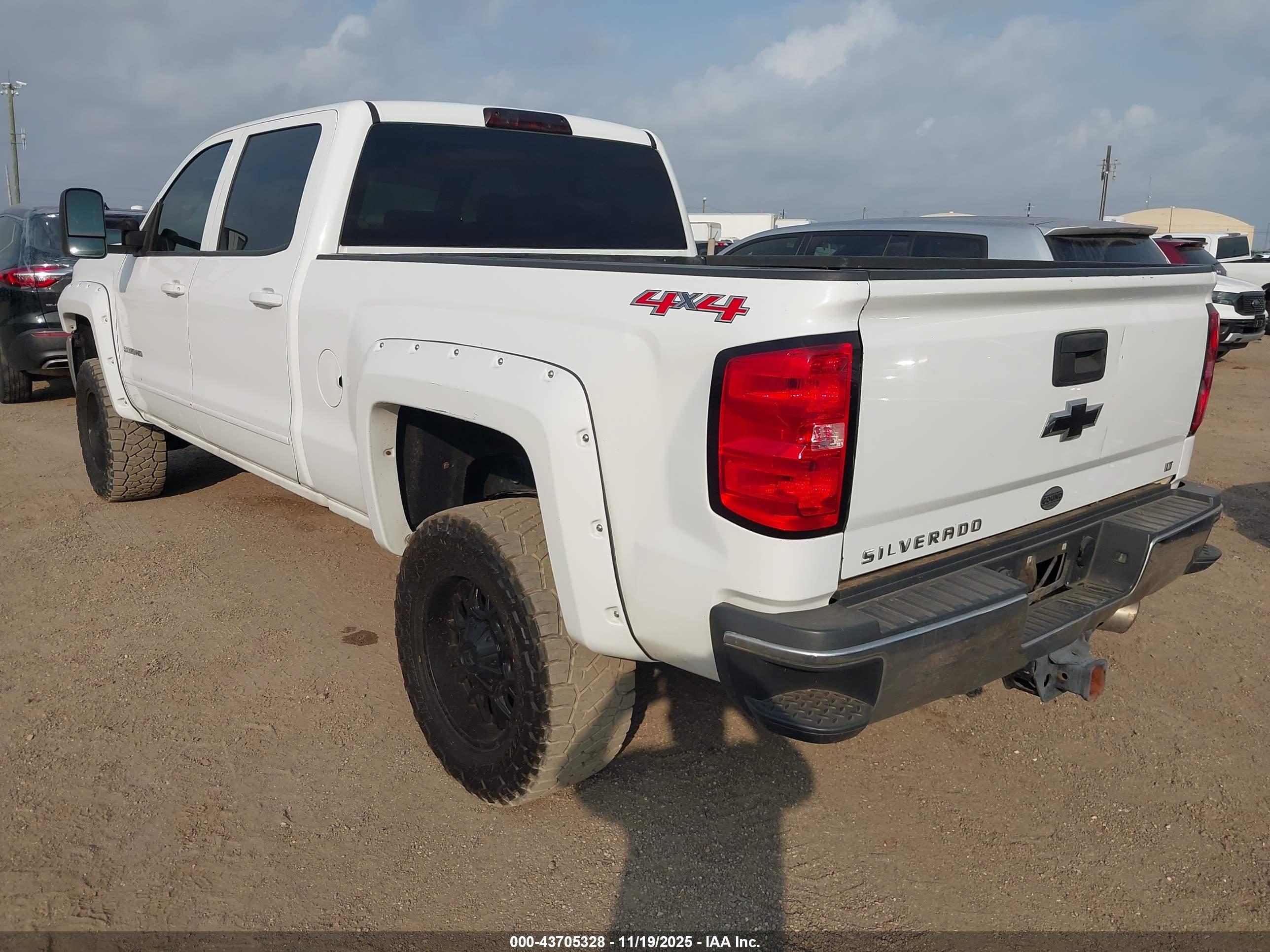 CHEVROLET SILVERADO image 3