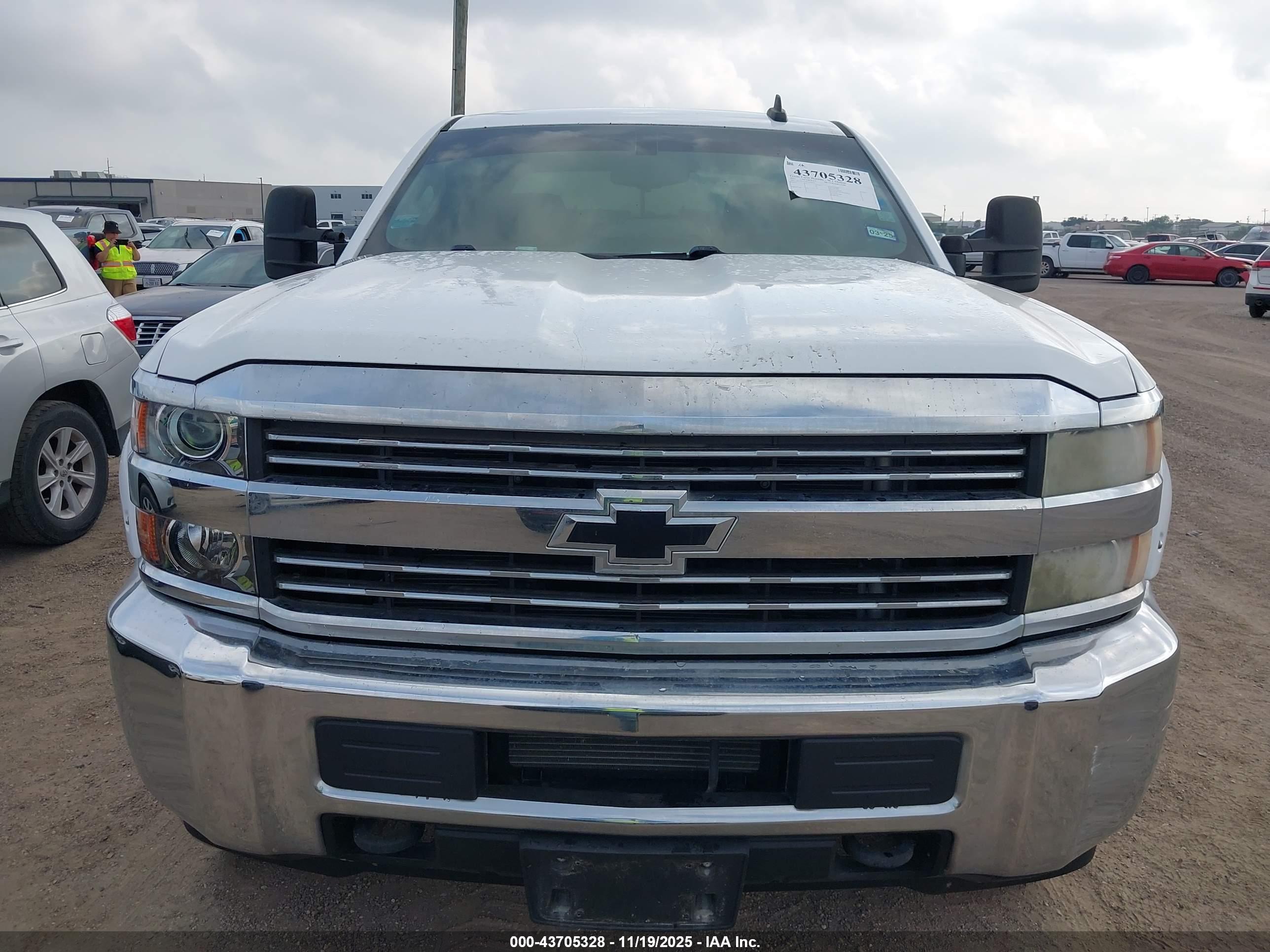 CHEVROLET SILVERADO image 6