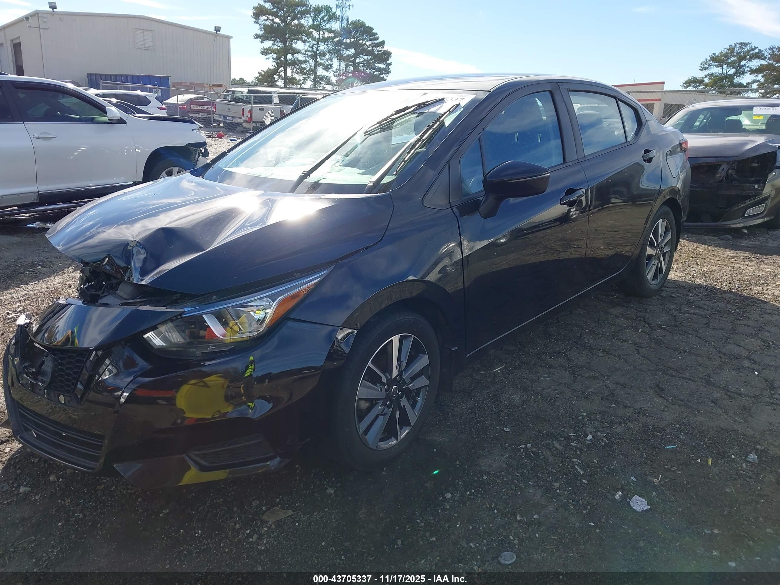 NISSAN VERSA image 2