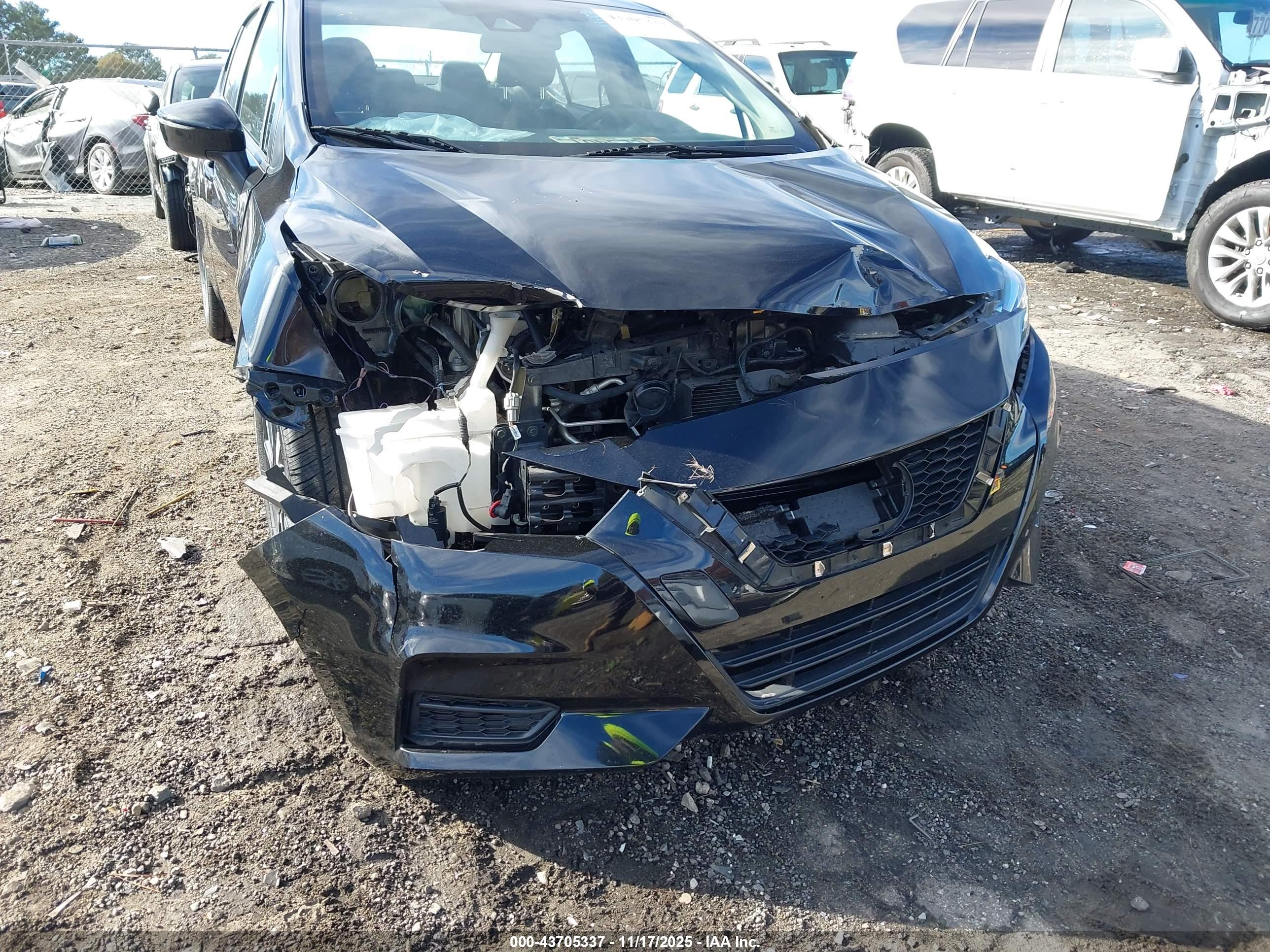 NISSAN VERSA image 6