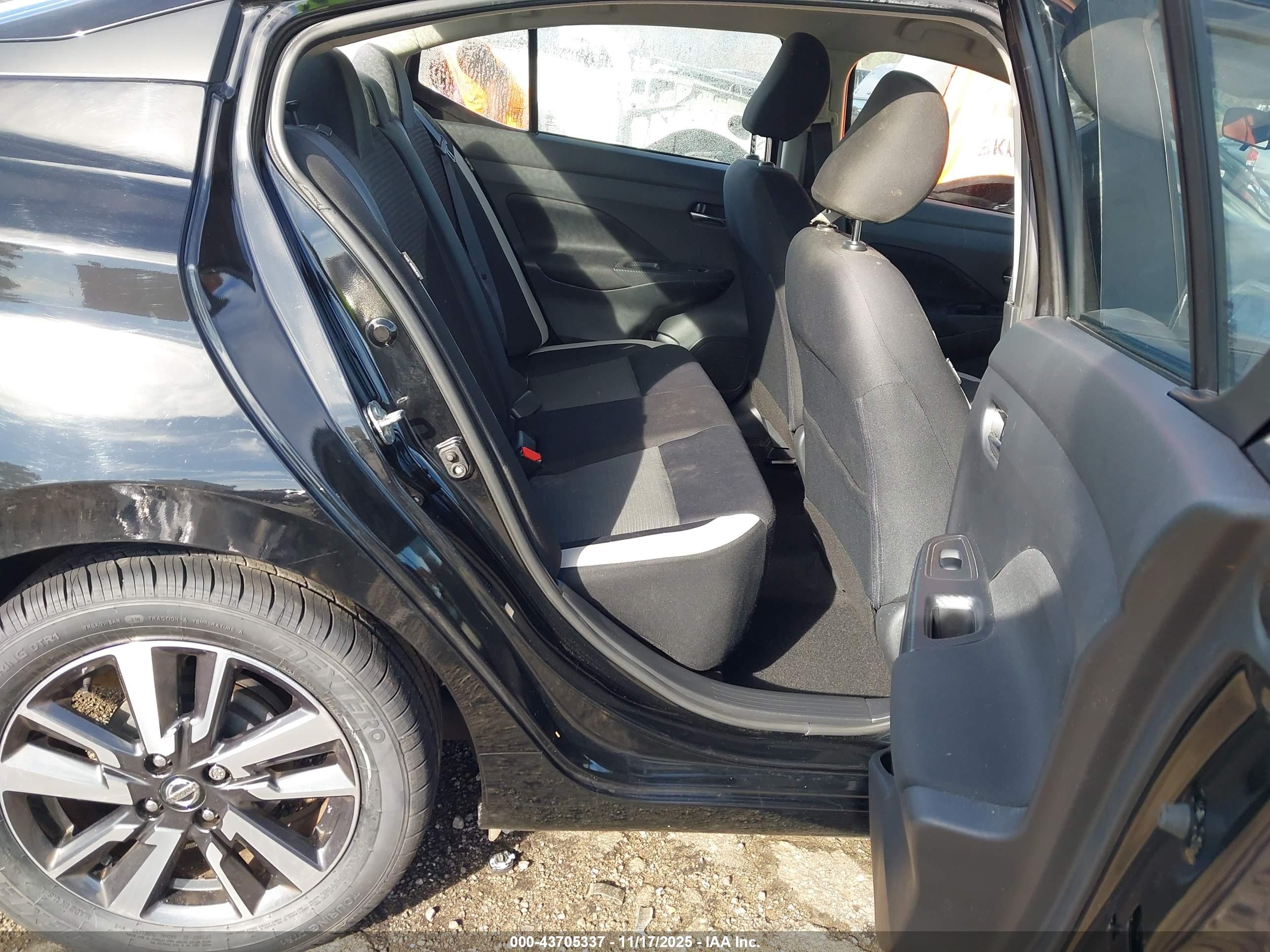 NISSAN VERSA image 8