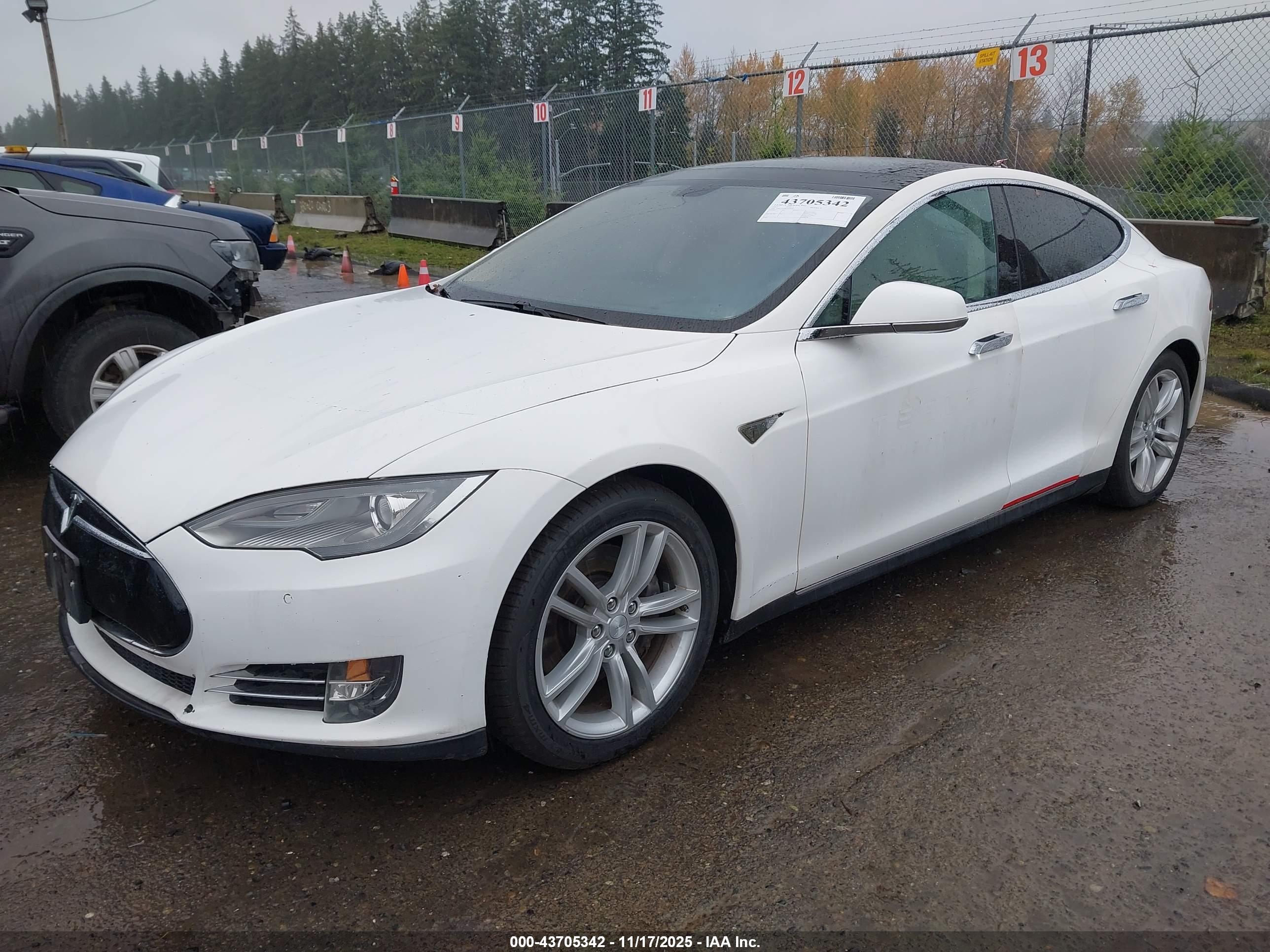 TESLA MODEL image 2