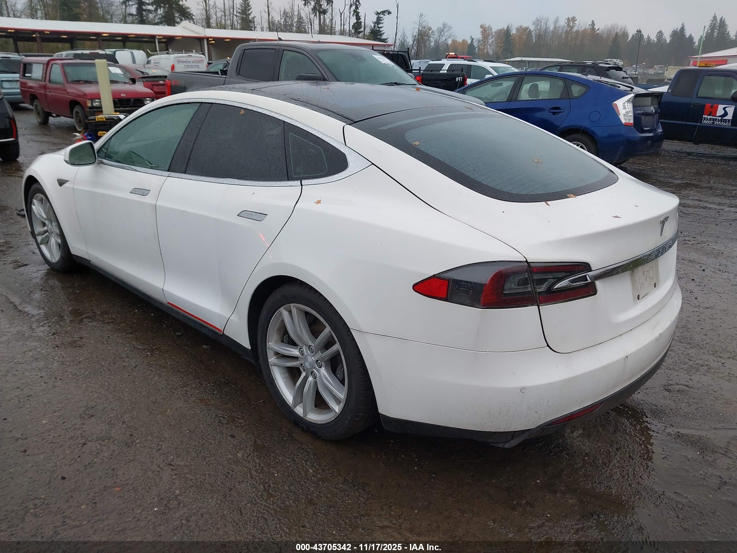 TESLA MODEL image 3