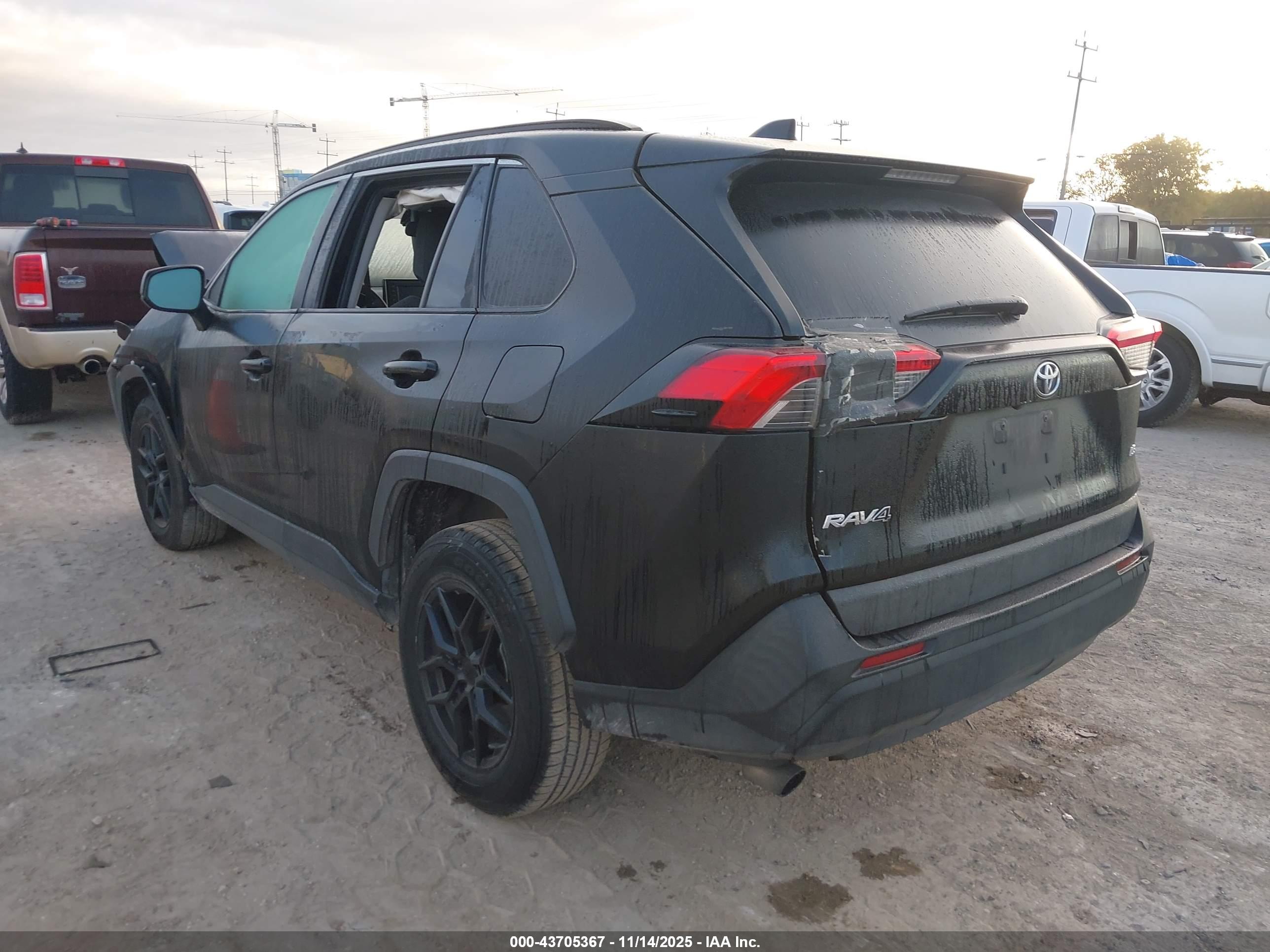 TOYOTA RAV4 image 3